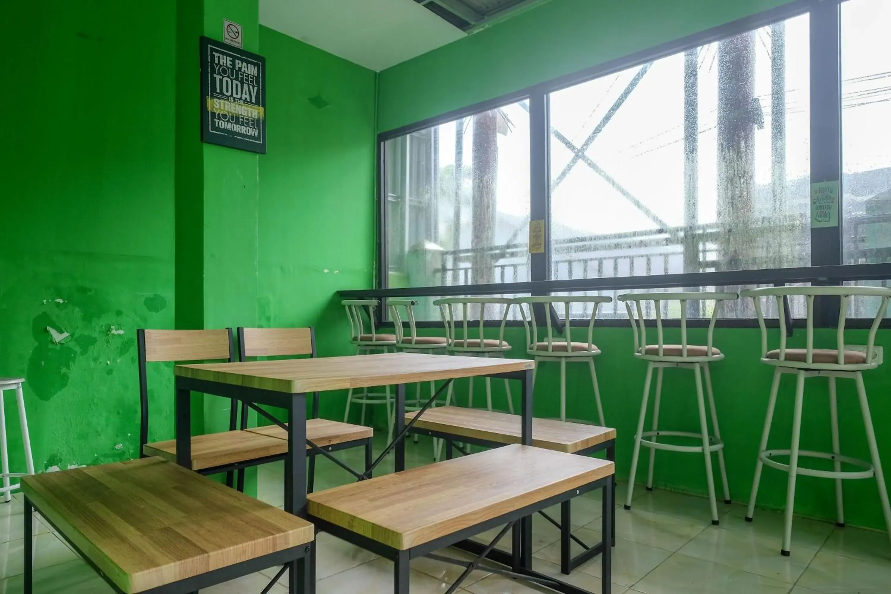 Dining area, Lounge/Bar in RedDoorz near Politeknik Manado