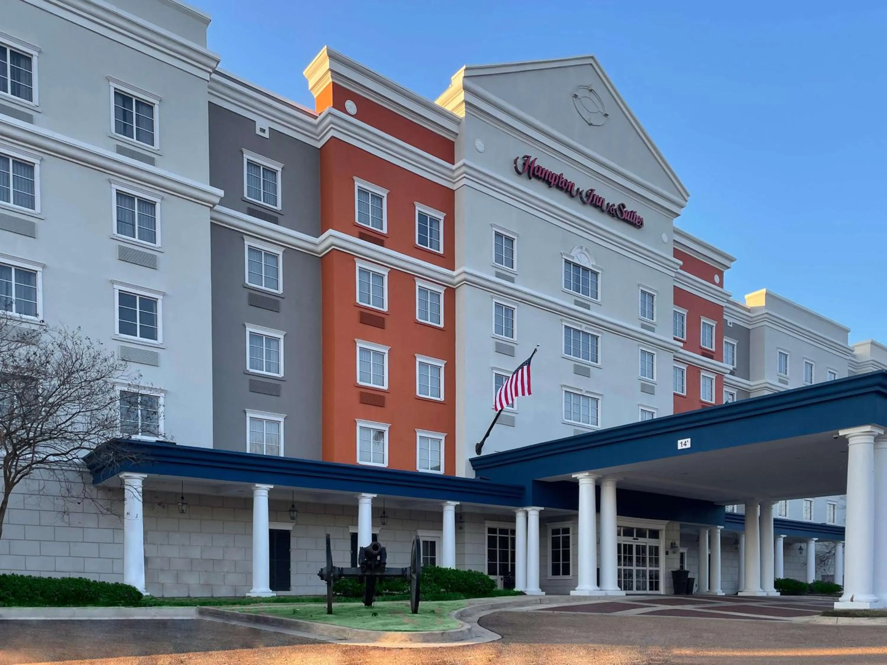 Property building in Hampton Inn & Suites - Vicksburg