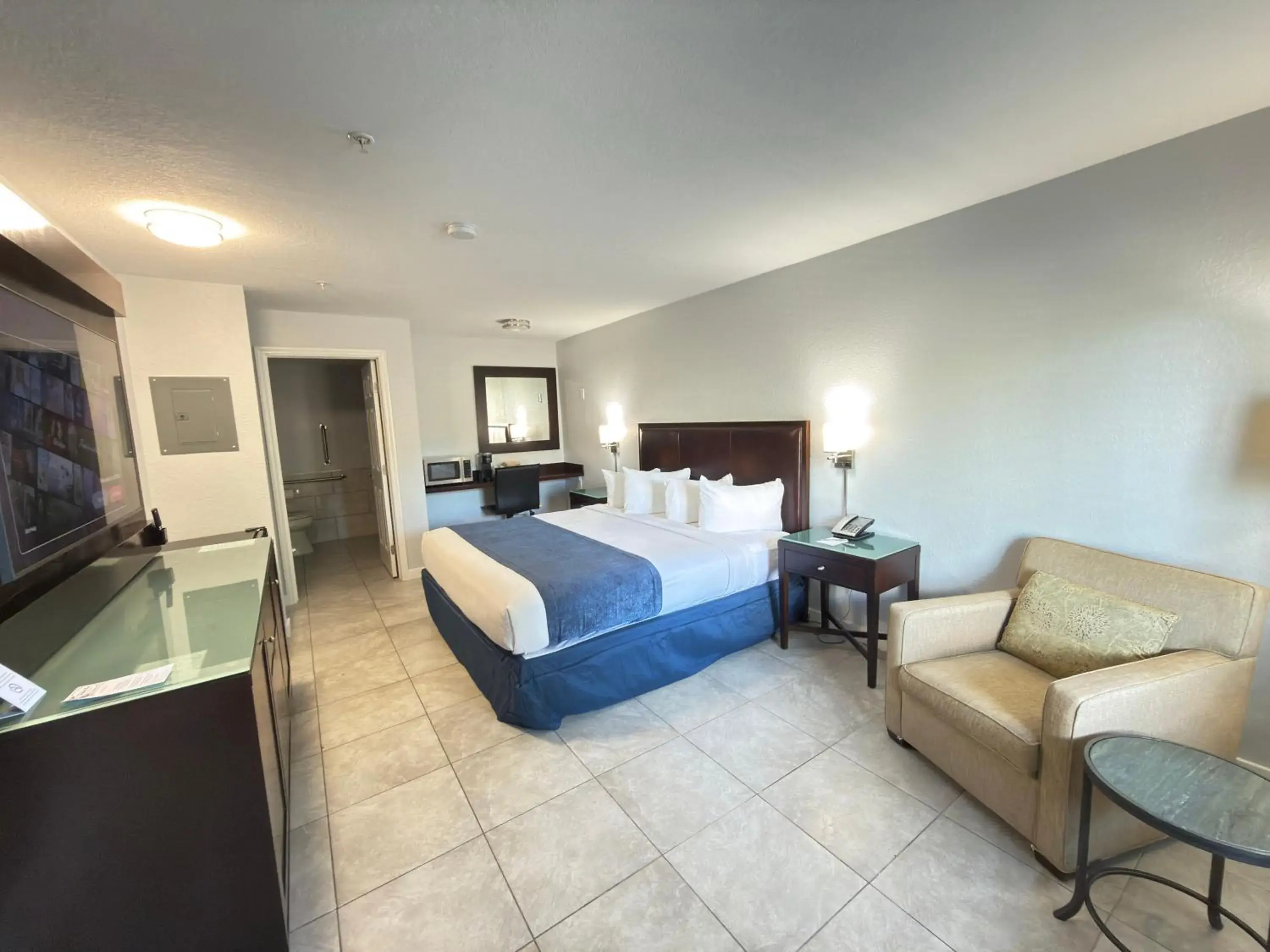 Bedroom, Bed in Lantern Inn & Suites - Sarasota Bedroom, Bed in Lantern Inn & Suites - Sarasota