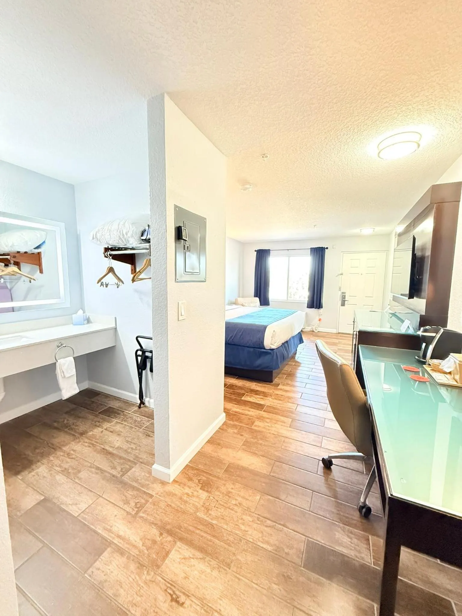 Bedroom, Bed in Lantern Inn & Suites - Sarasota