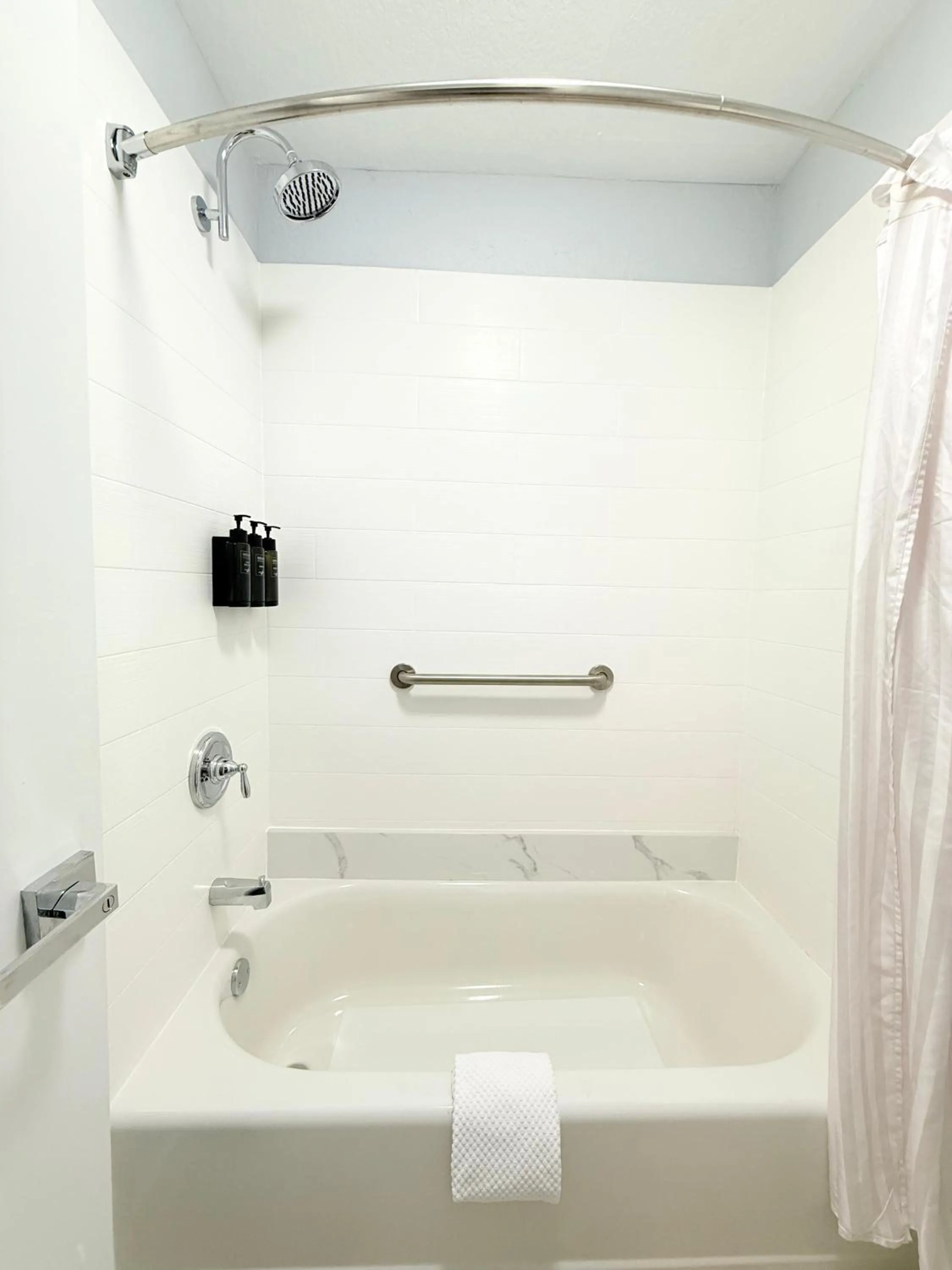 Bath in Lantern Inn & Suites - Sarasota