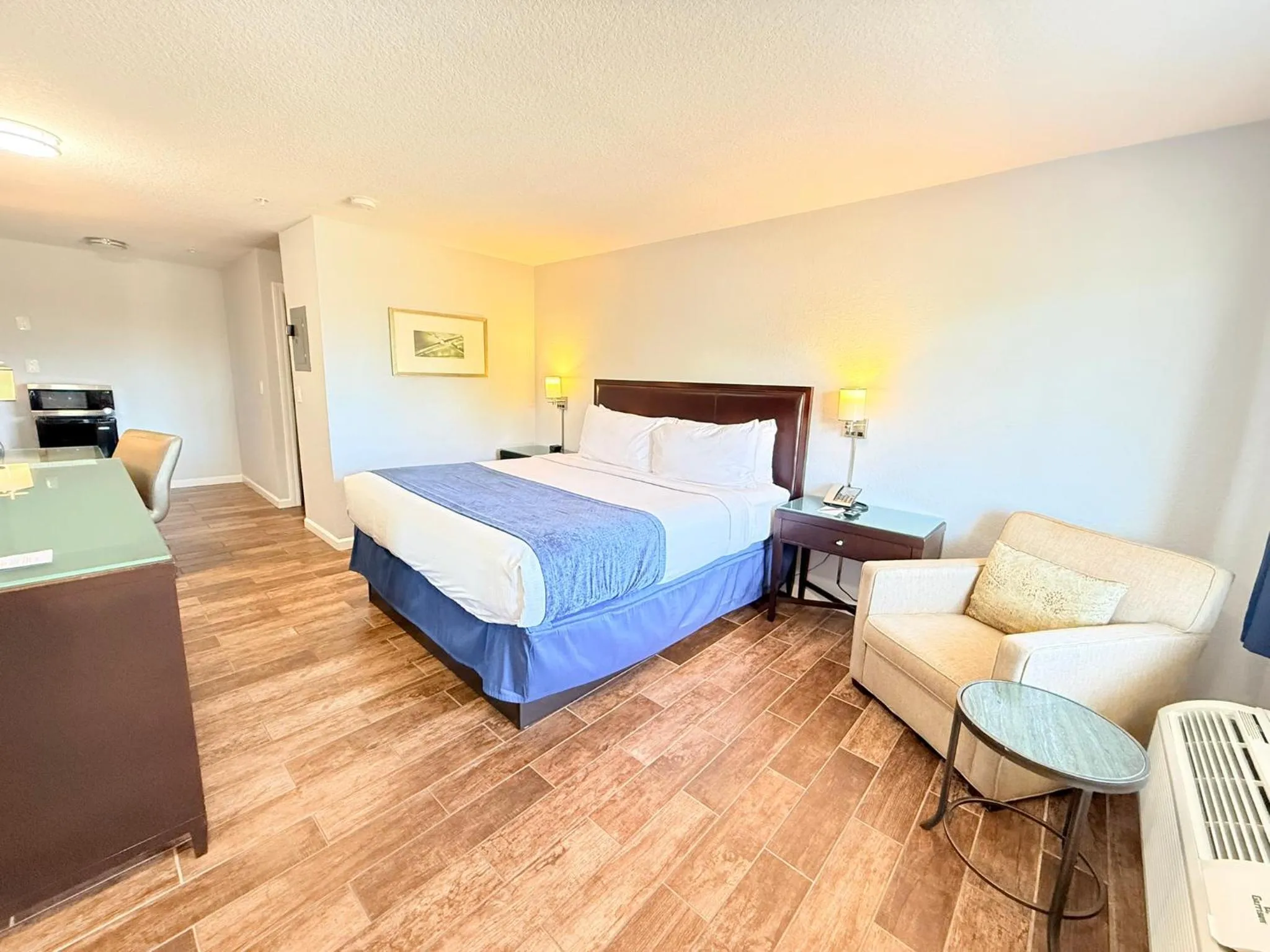 Bed in Lantern Inn & Suites - Sarasota