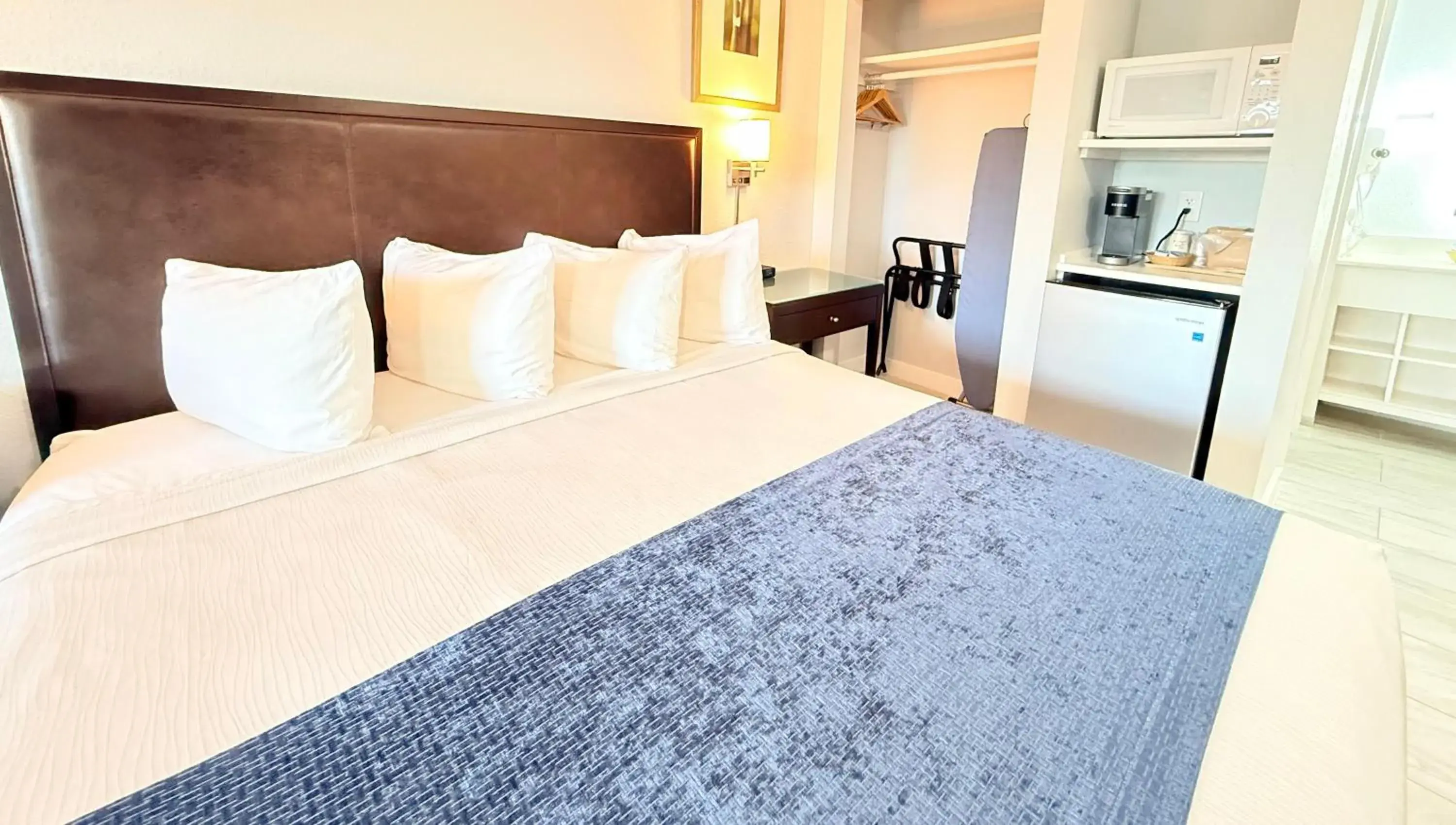 Bed in Lantern Inn & Suites - Sarasota Bed in Lantern Inn & Suites - Sarasota