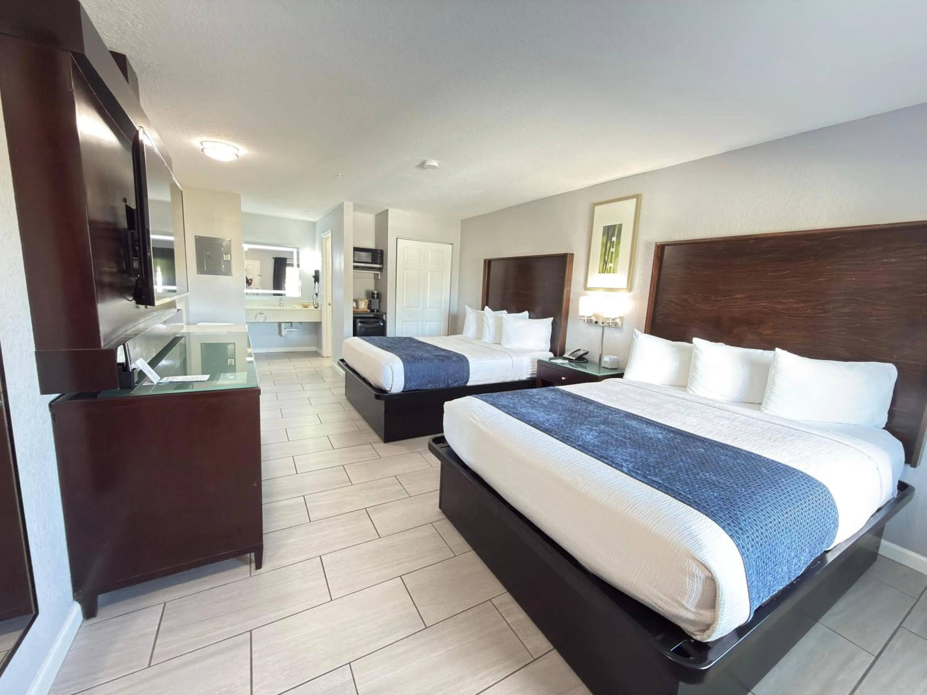 Bedroom, Bed in Lantern Inn & Suites - Sarasota