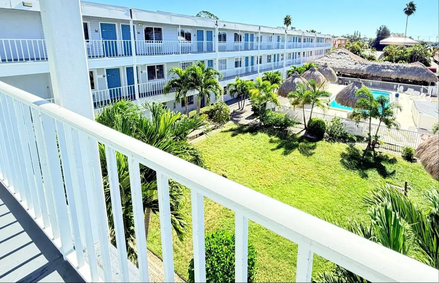 Inner courtyard view in Lantern Inn & Suites - Sarasota Inner courtyard view in Lantern Inn & Suites - Sarasota