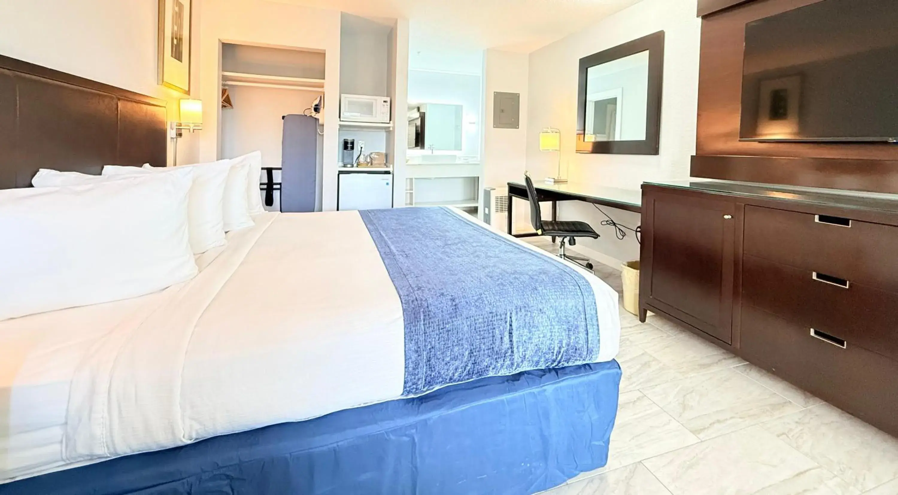 King Room in Lantern Inn & Suites - Sarasota King Room in Lantern Inn & Suites - Sarasota