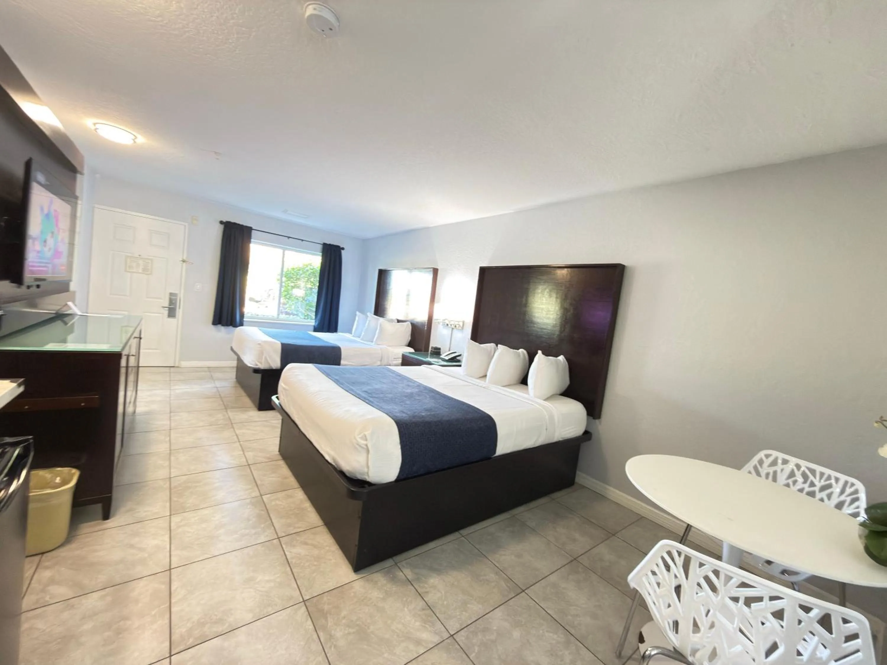 Bedroom, Bed in Lantern Inn & Suites - Sarasota