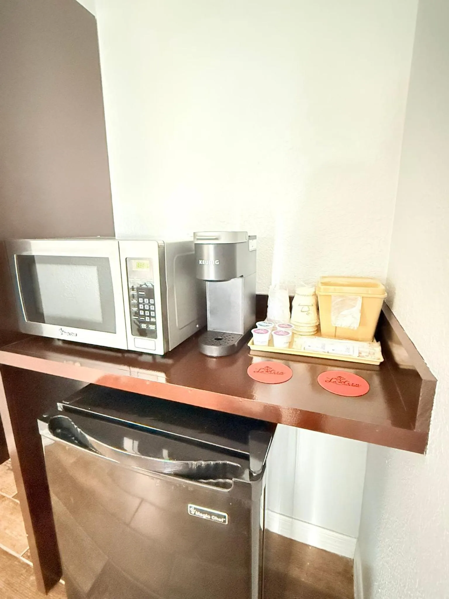 Coffee/tea facilities in Lantern Inn & Suites - Sarasota