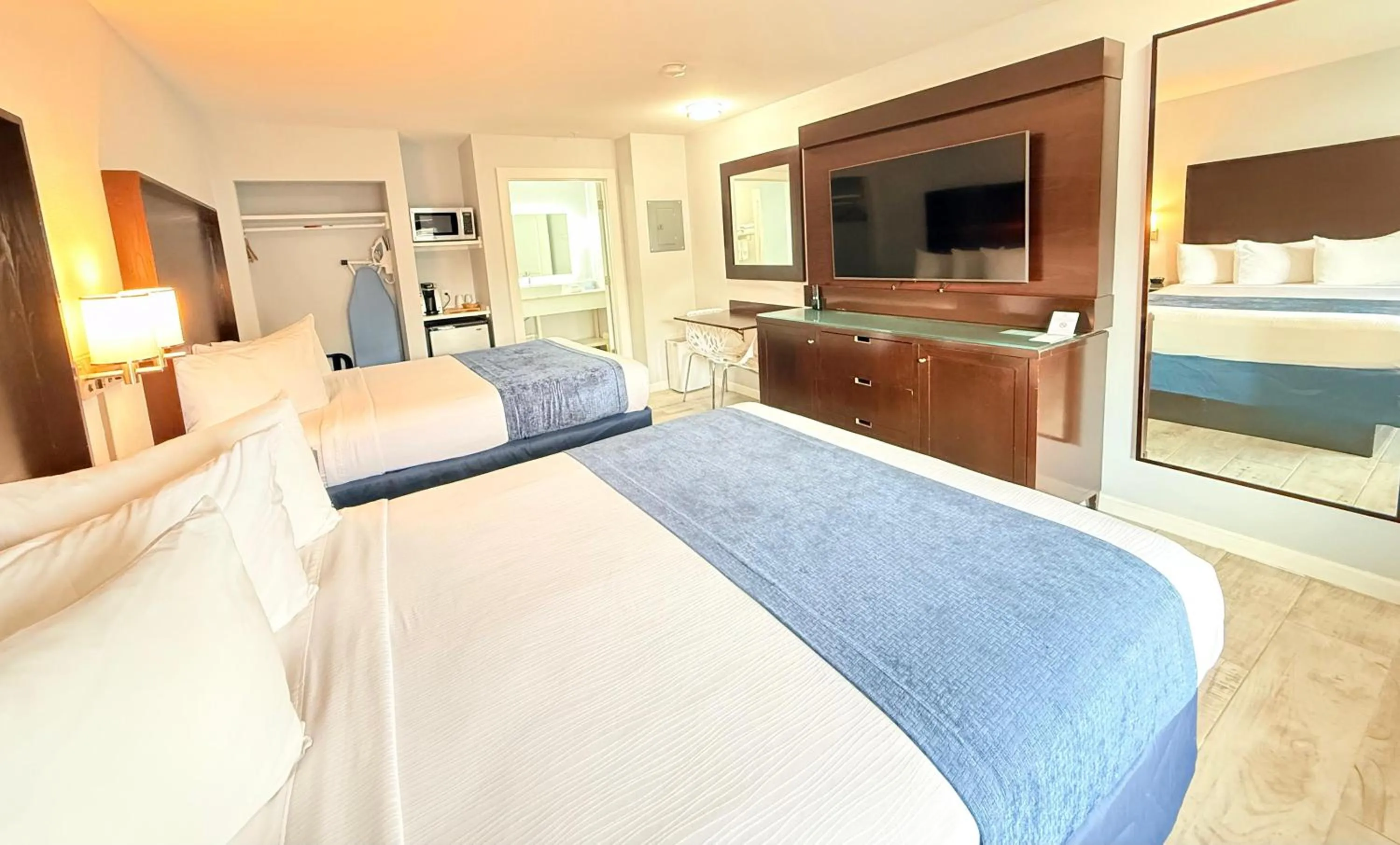 TV and multimedia, Bed in Lantern Inn & Suites - Sarasota