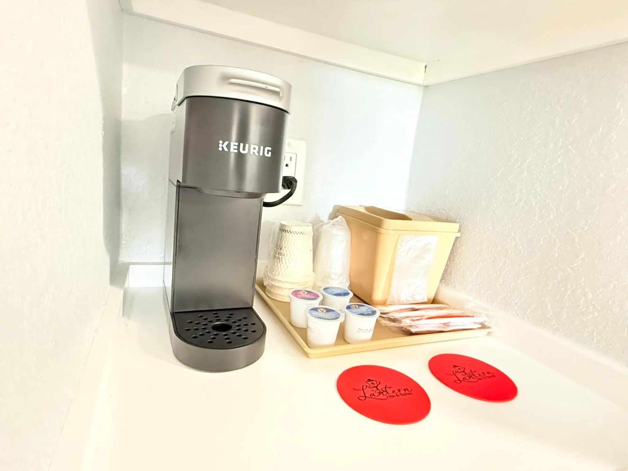 Coffee/tea facilities in Lantern Inn & Suites - Sarasota