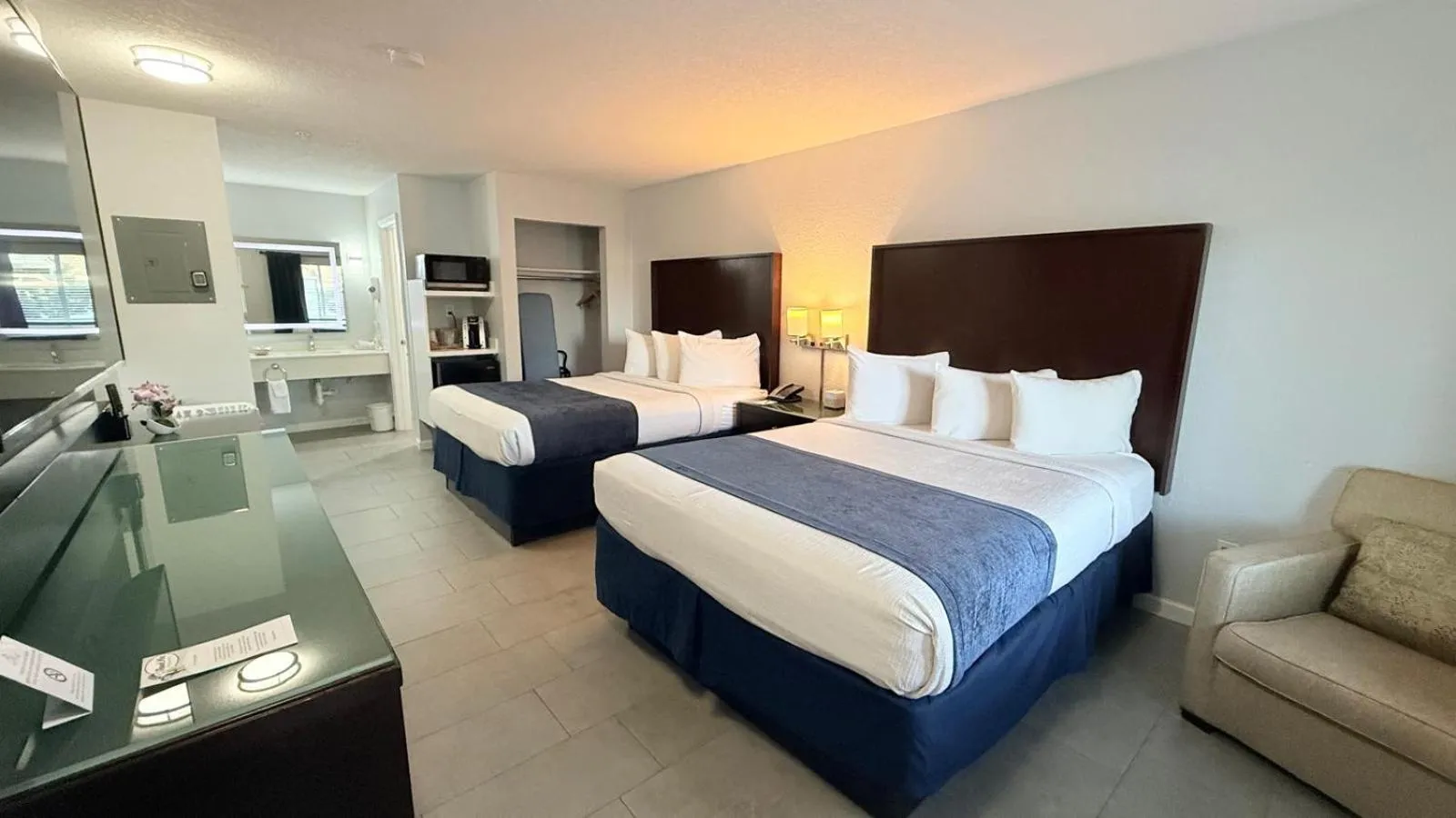 Bedroom, Bed in Lantern Inn & Suites - Sarasota