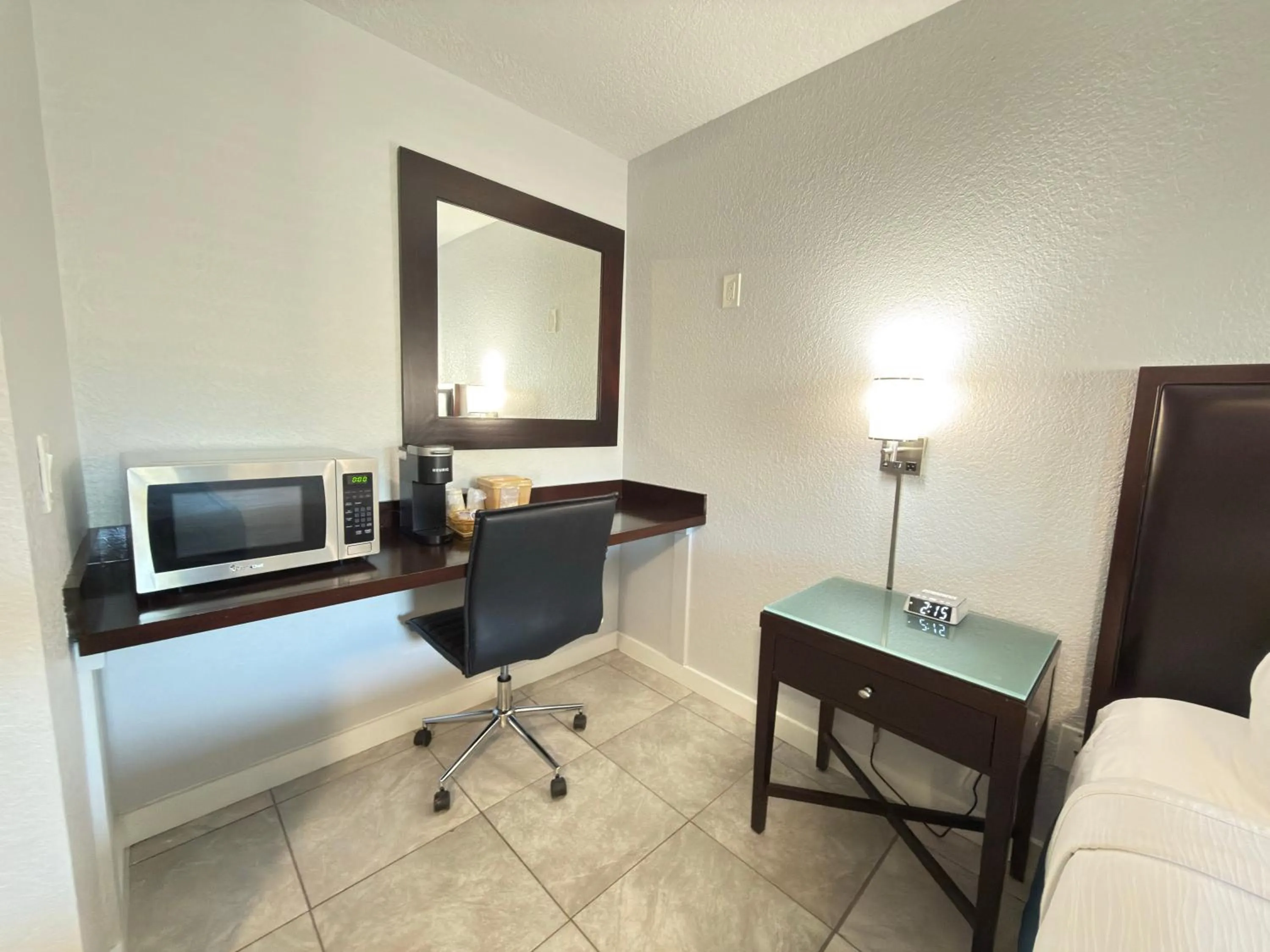 Bedroom in Lantern Inn & Suites - Sarasota