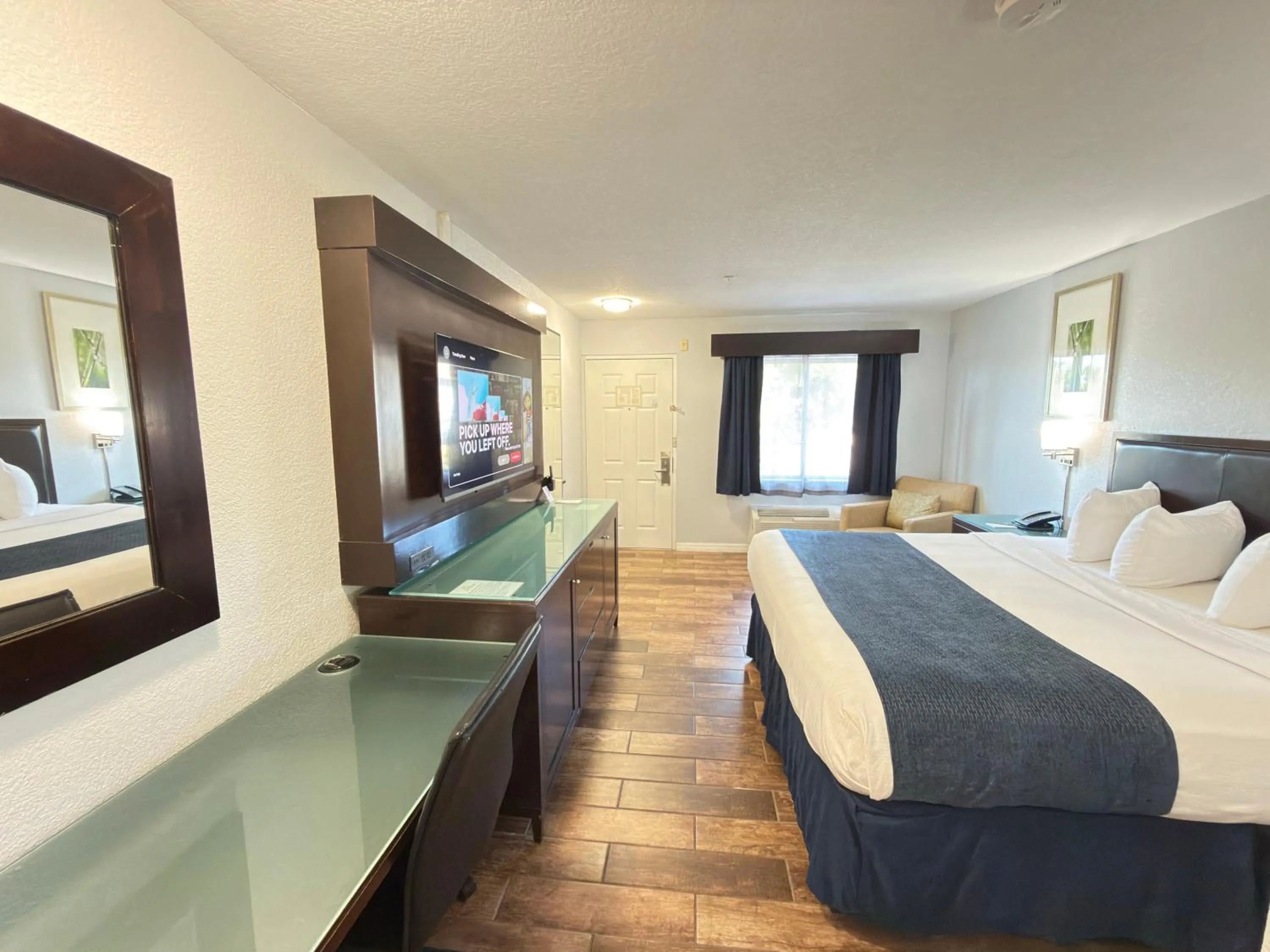 Bedroom, Bed in Lantern Inn & Suites - Sarasota