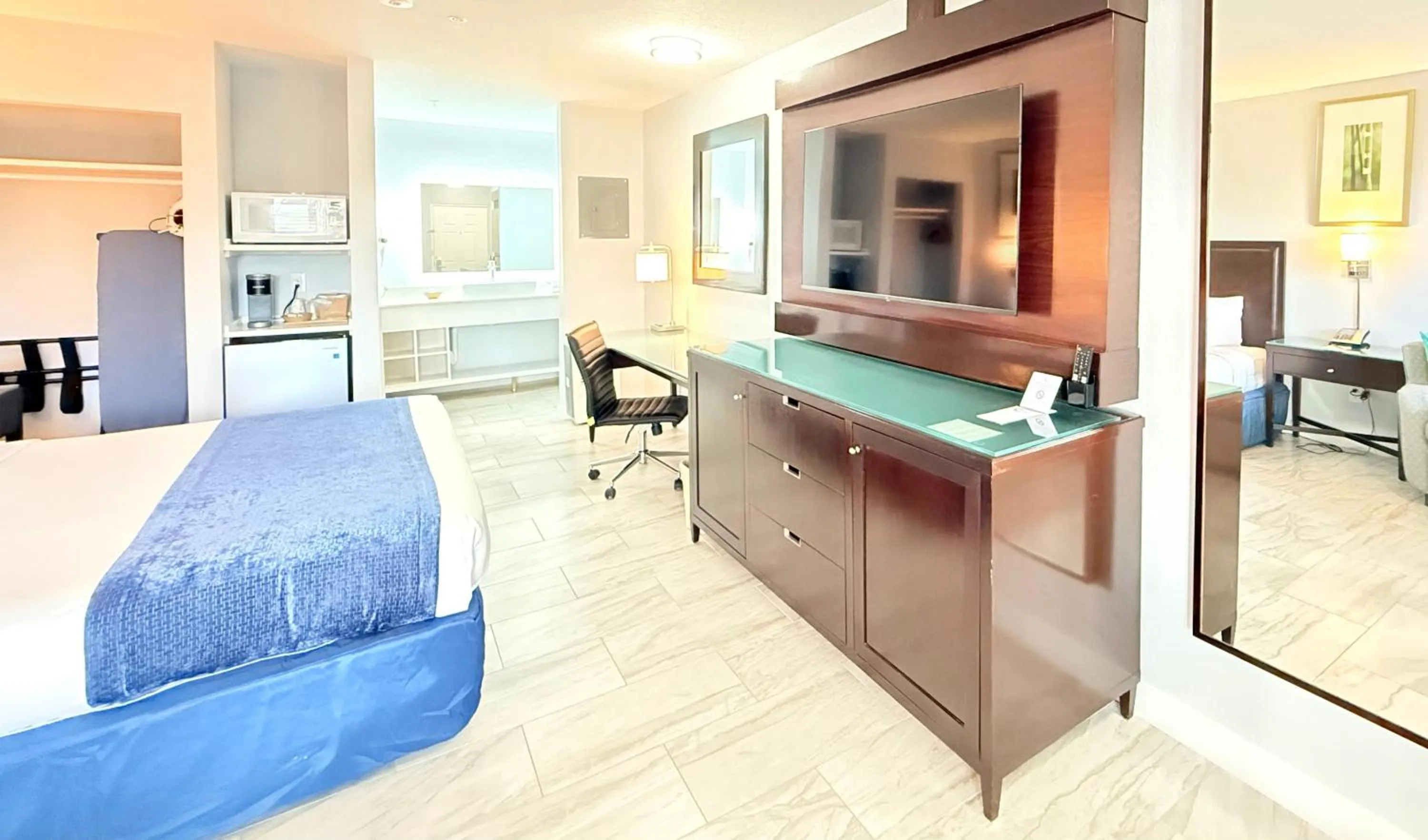 TV and multimedia in Lantern Inn & Suites - Sarasota