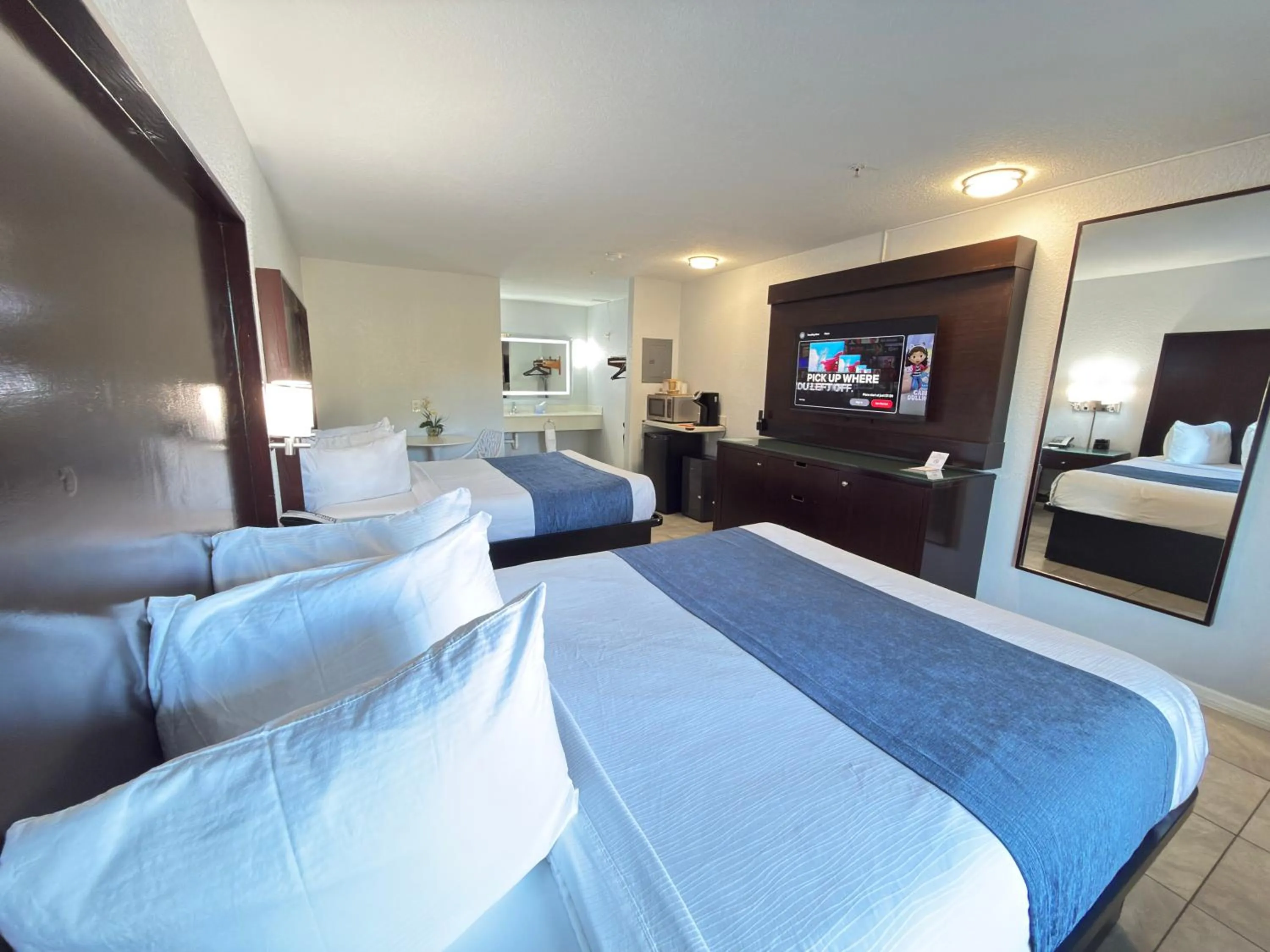 Bedroom, Bed in Lantern Inn & Suites - Sarasota