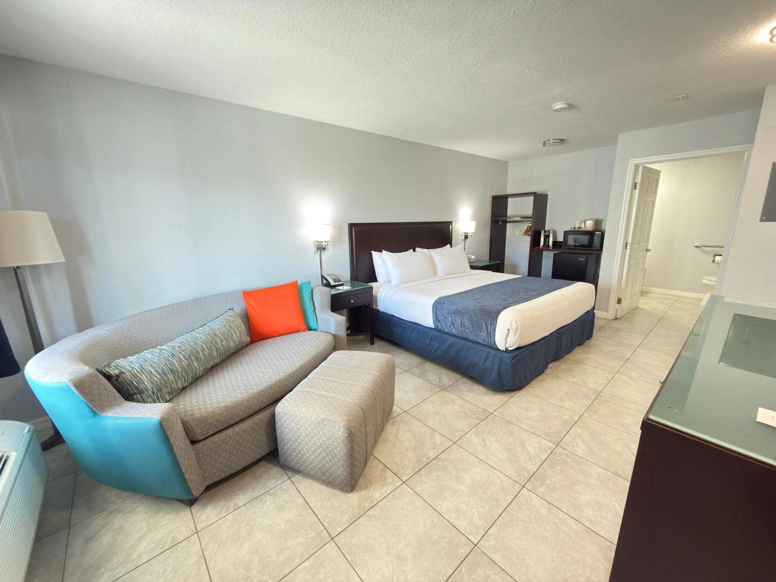 Bedroom, Bed in Lantern Inn & Suites - Sarasota