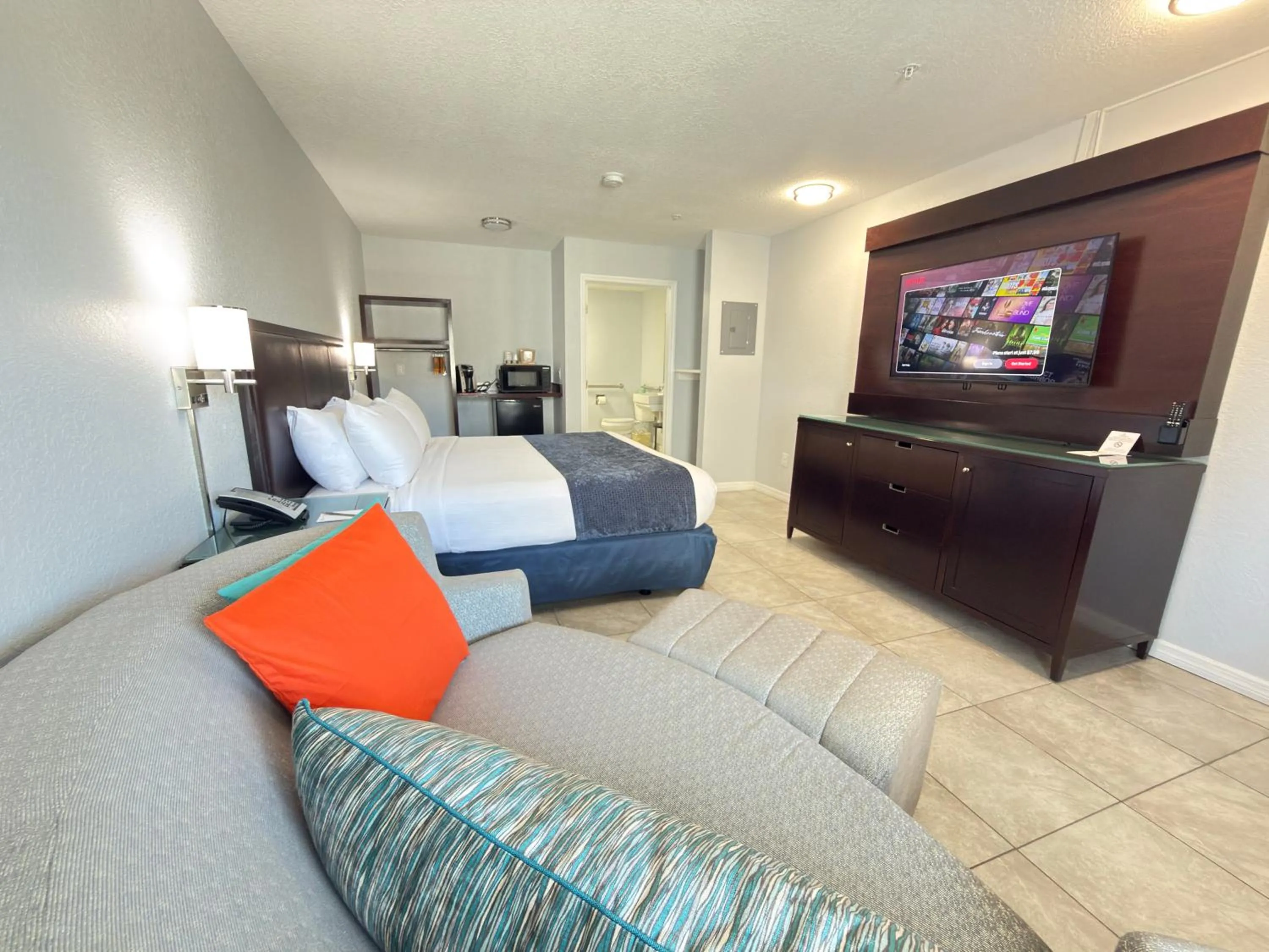 Bedroom, Bed in Lantern Inn & Suites - Sarasota