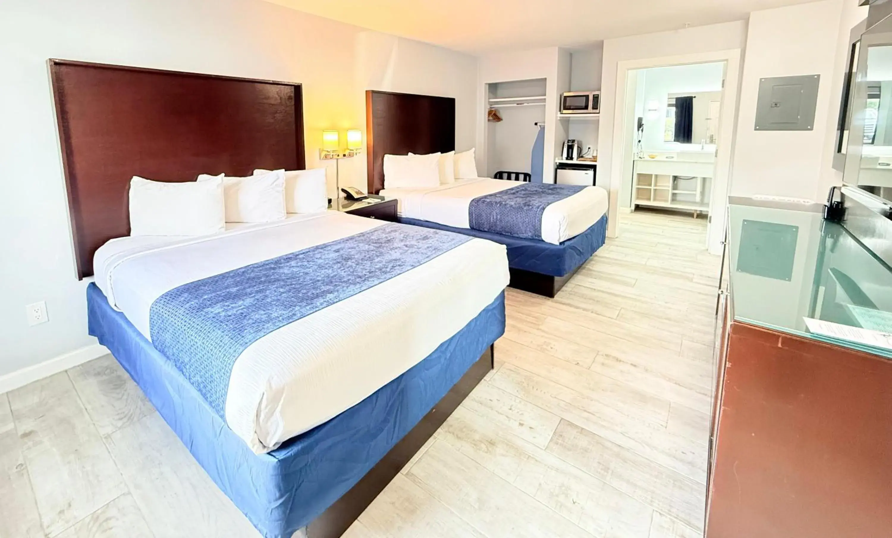 Photo of the whole room, Bed in Lantern Inn & Suites - Sarasota Photo of the whole room, Bed in Lantern Inn & Suites - Sarasota