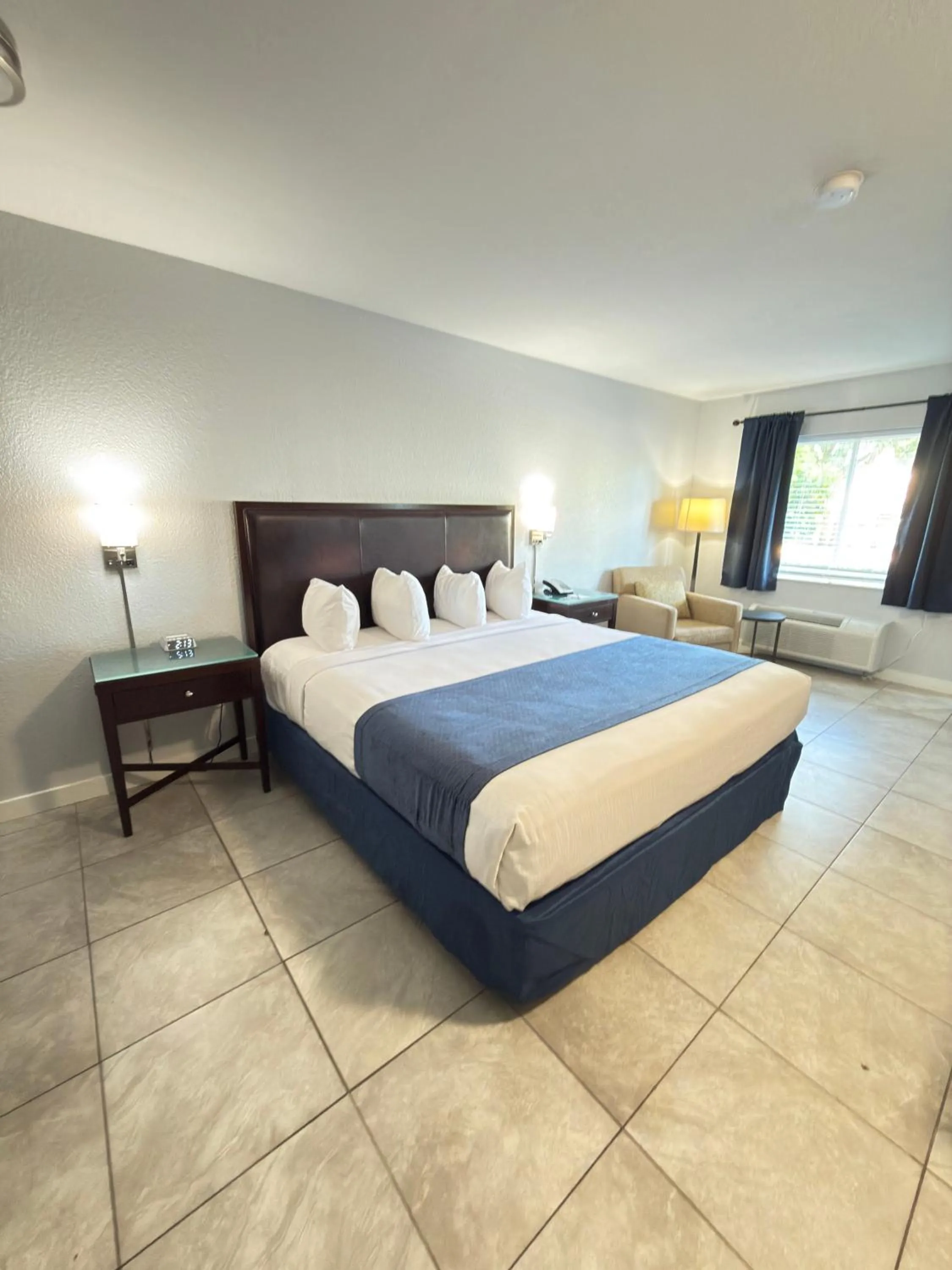 Bedroom, Bed in Lantern Inn & Suites - Sarasota