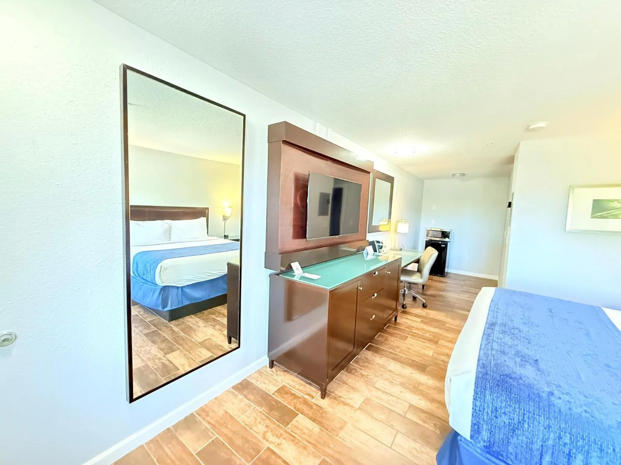 Bedroom, Bed in Lantern Inn & Suites - Sarasota