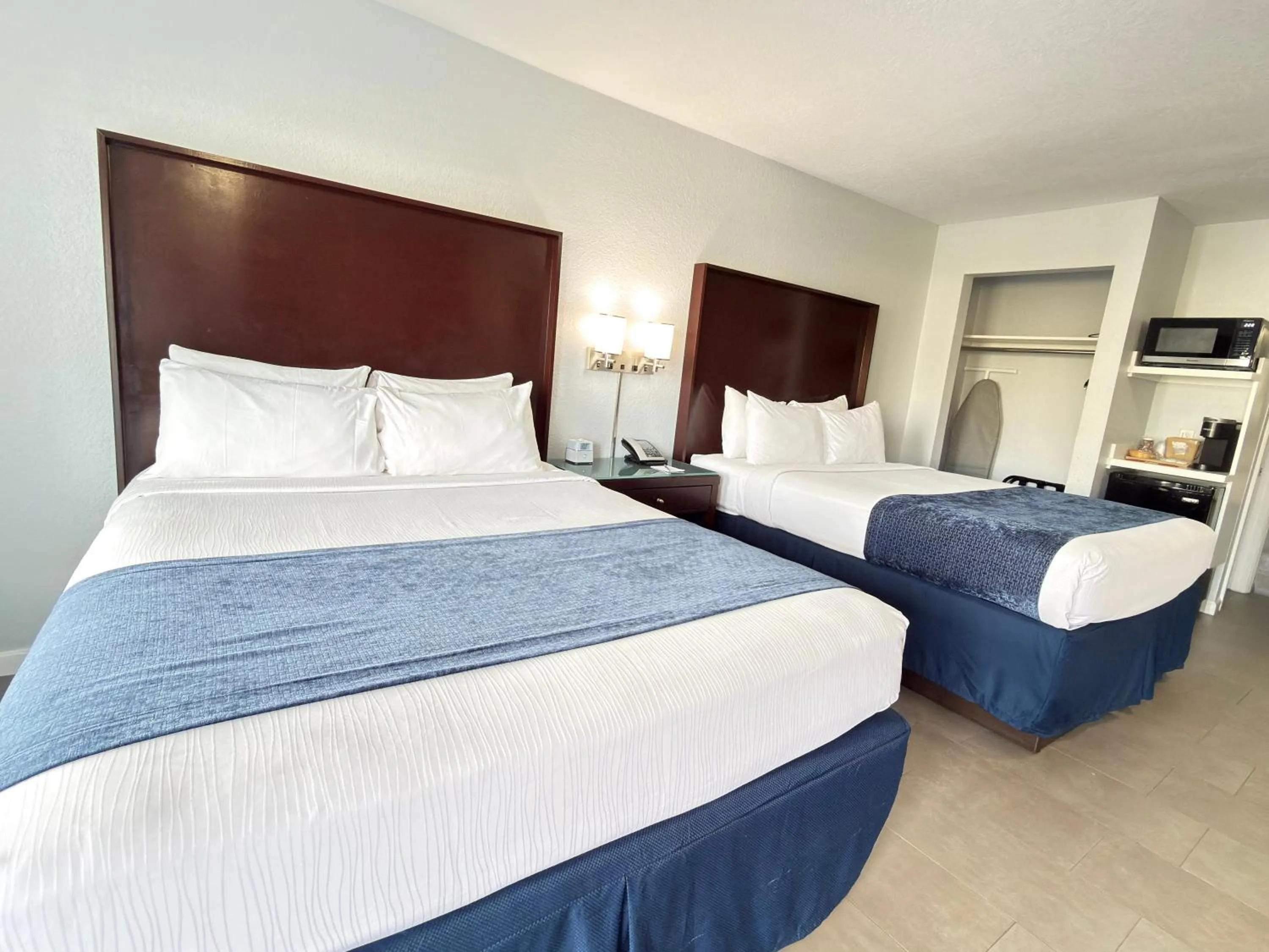 Bed in Lantern Inn & Suites - Sarasota