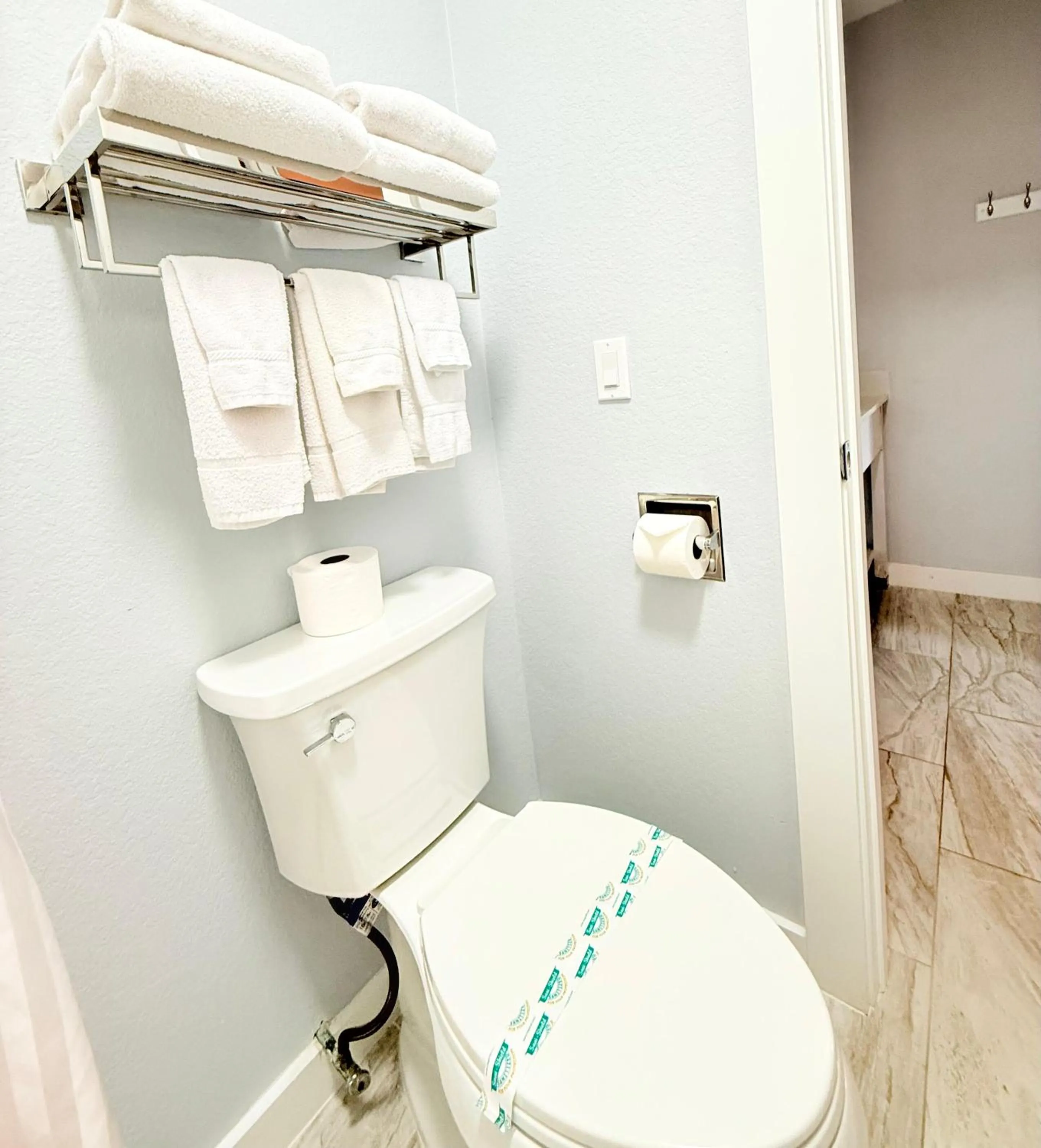 Toilet in Lantern Inn & Suites - Sarasota