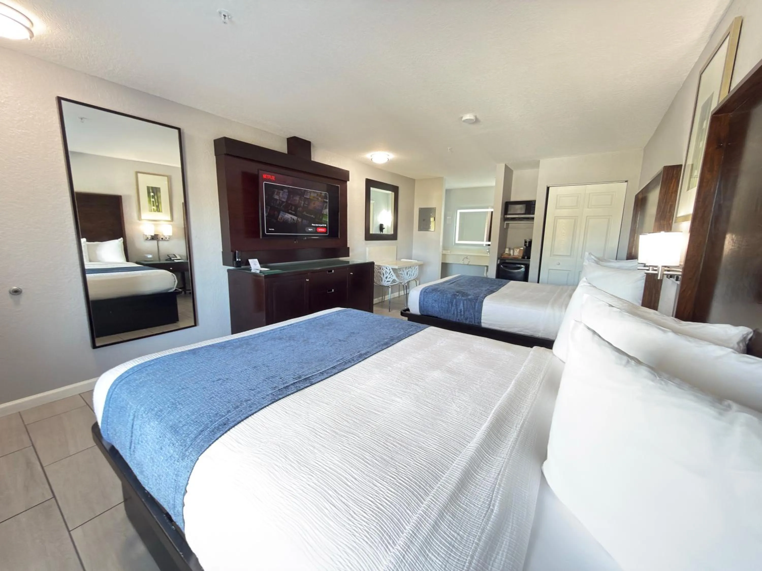 Bedroom, Bed in Lantern Inn & Suites - Sarasota