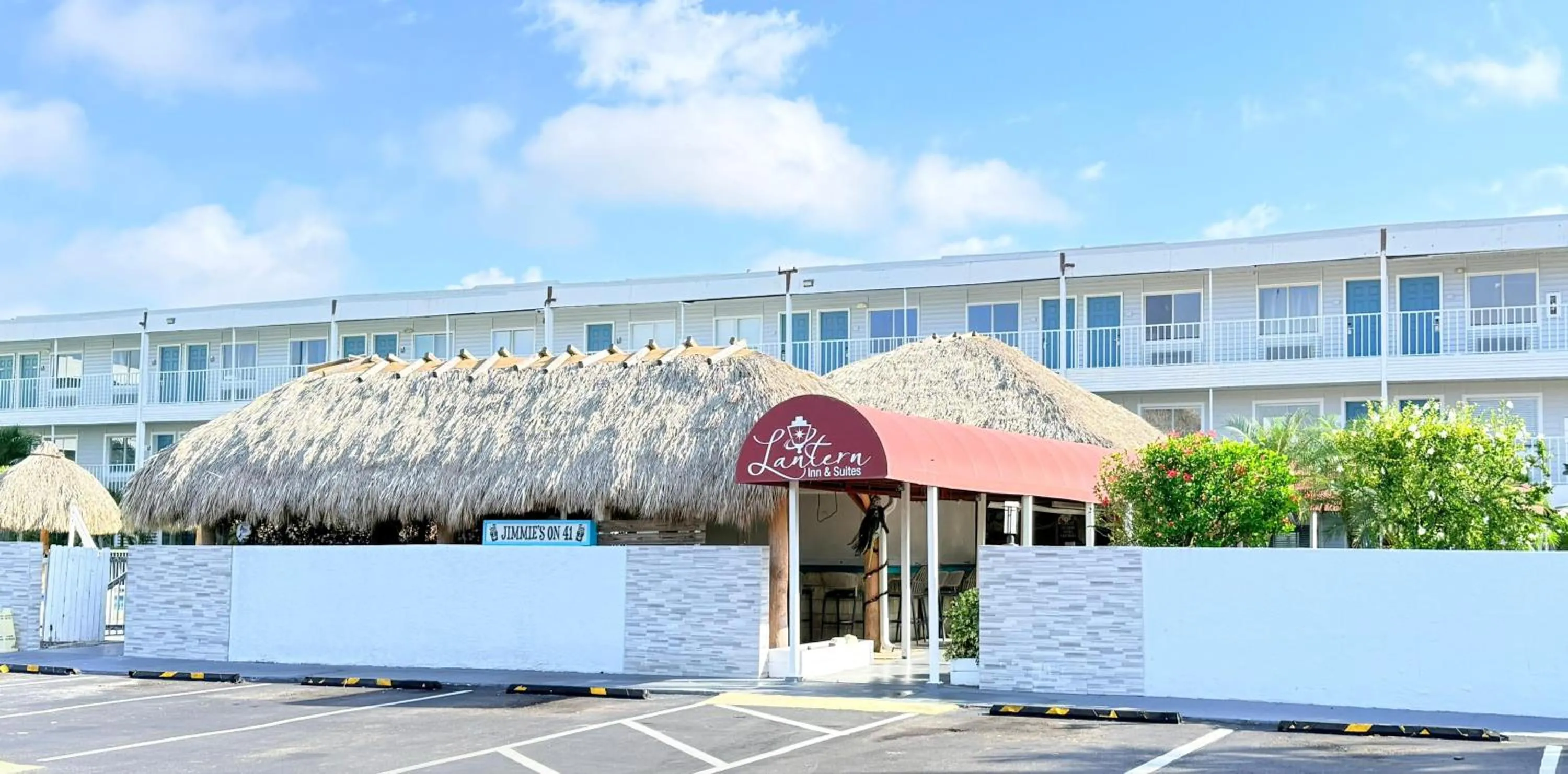 Property building in Lantern Inn & Suites - Sarasota