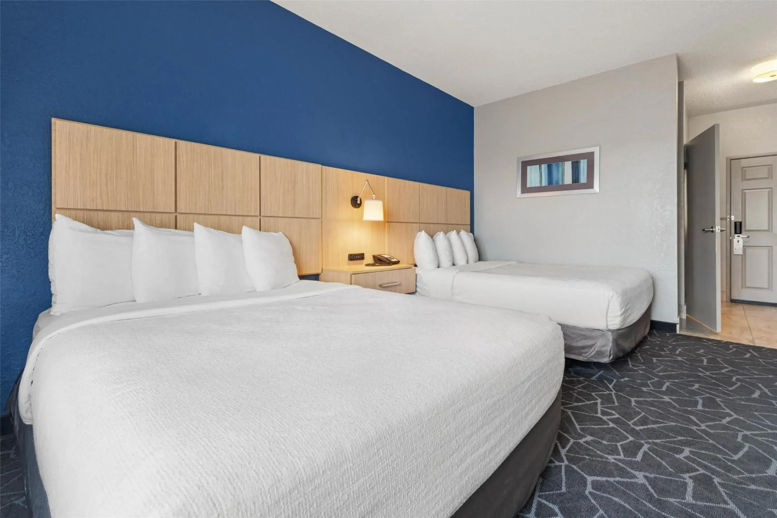 Queen Room with Two Queen Beds and Bath Tub - Mobility Accessible in Best Western Eau Claire South Queen Room with Two Queen Beds and Bath Tub - Mobility Accessible in Best Western Eau Claire South