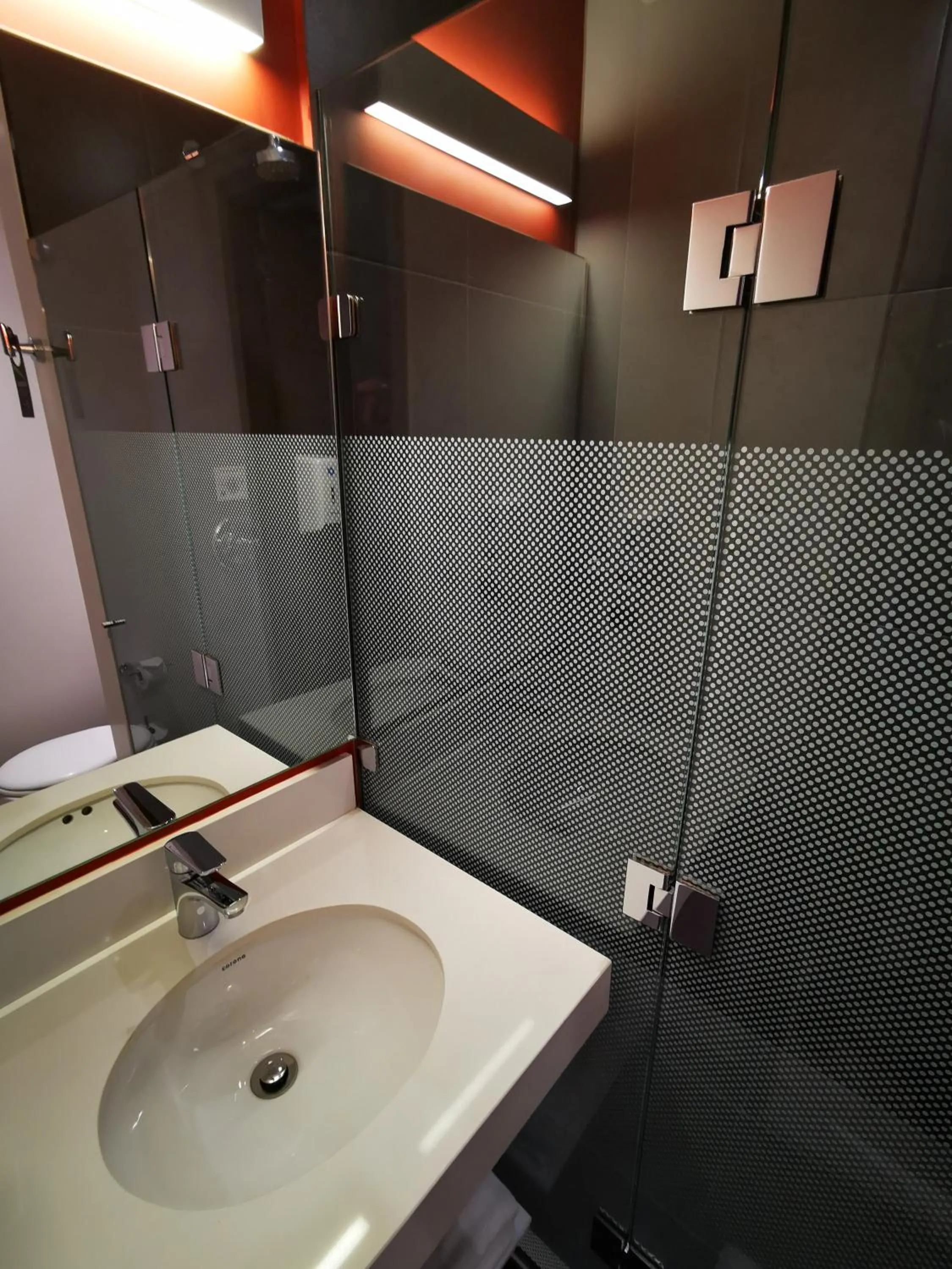 Bathroom in ibis budget Medellín Itagüí Metro