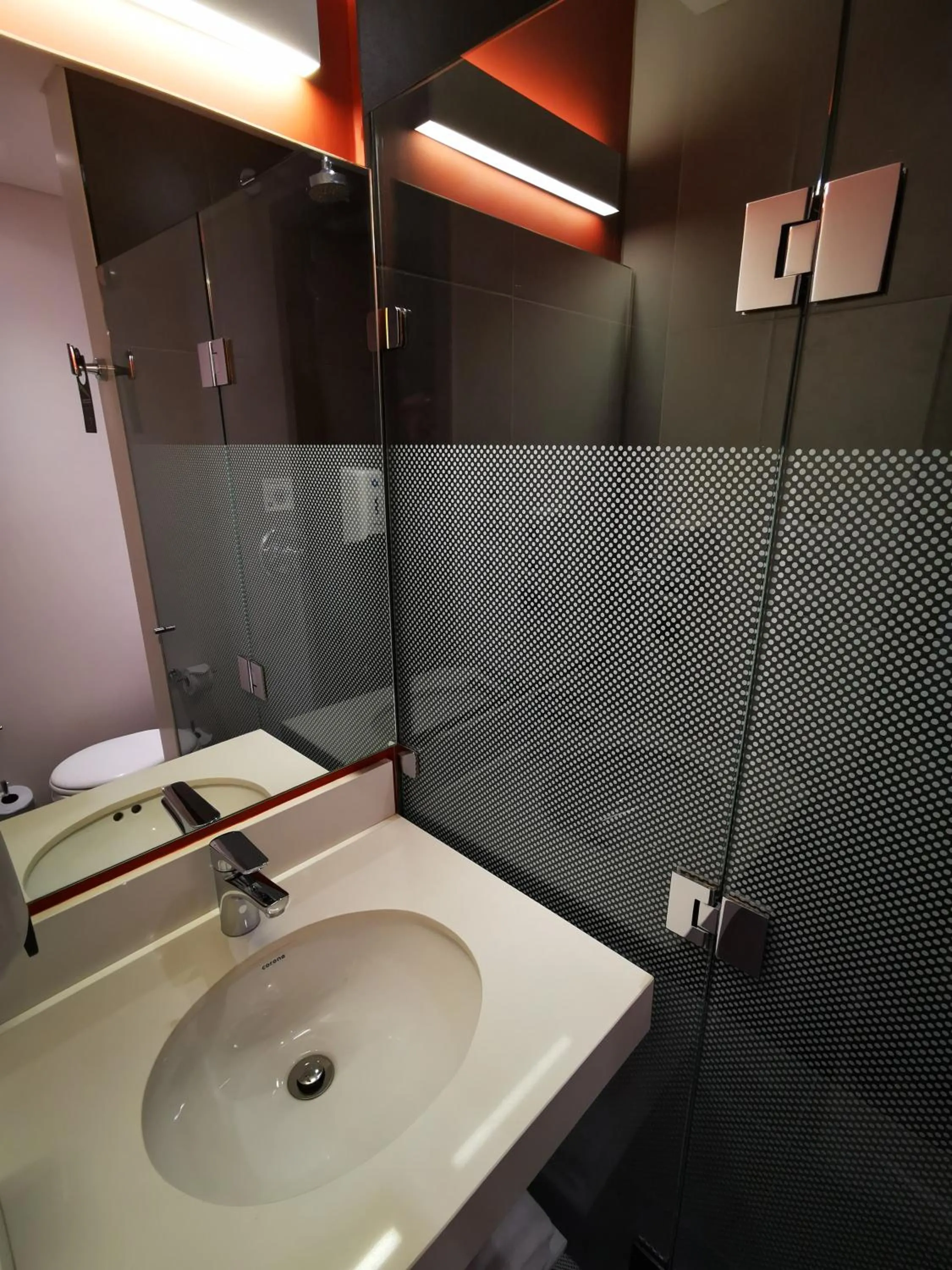 Bathroom in ibis budget Medellín Itagüí Metro