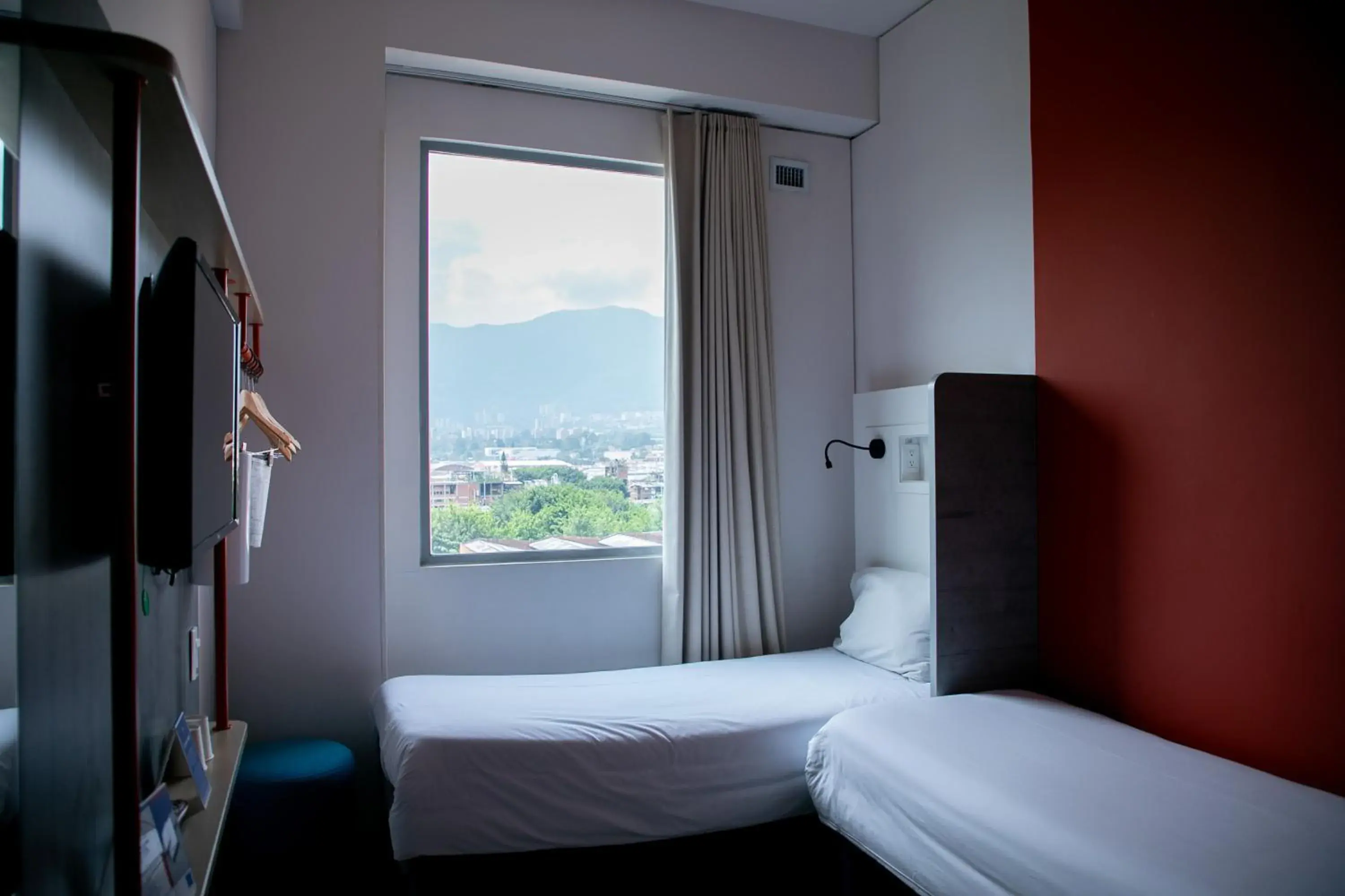 Quiet street view, Bed in ibis budget Medellín Itagüí Metro Quiet street view, Bed in ibis budget Medellín Itagüí Metro