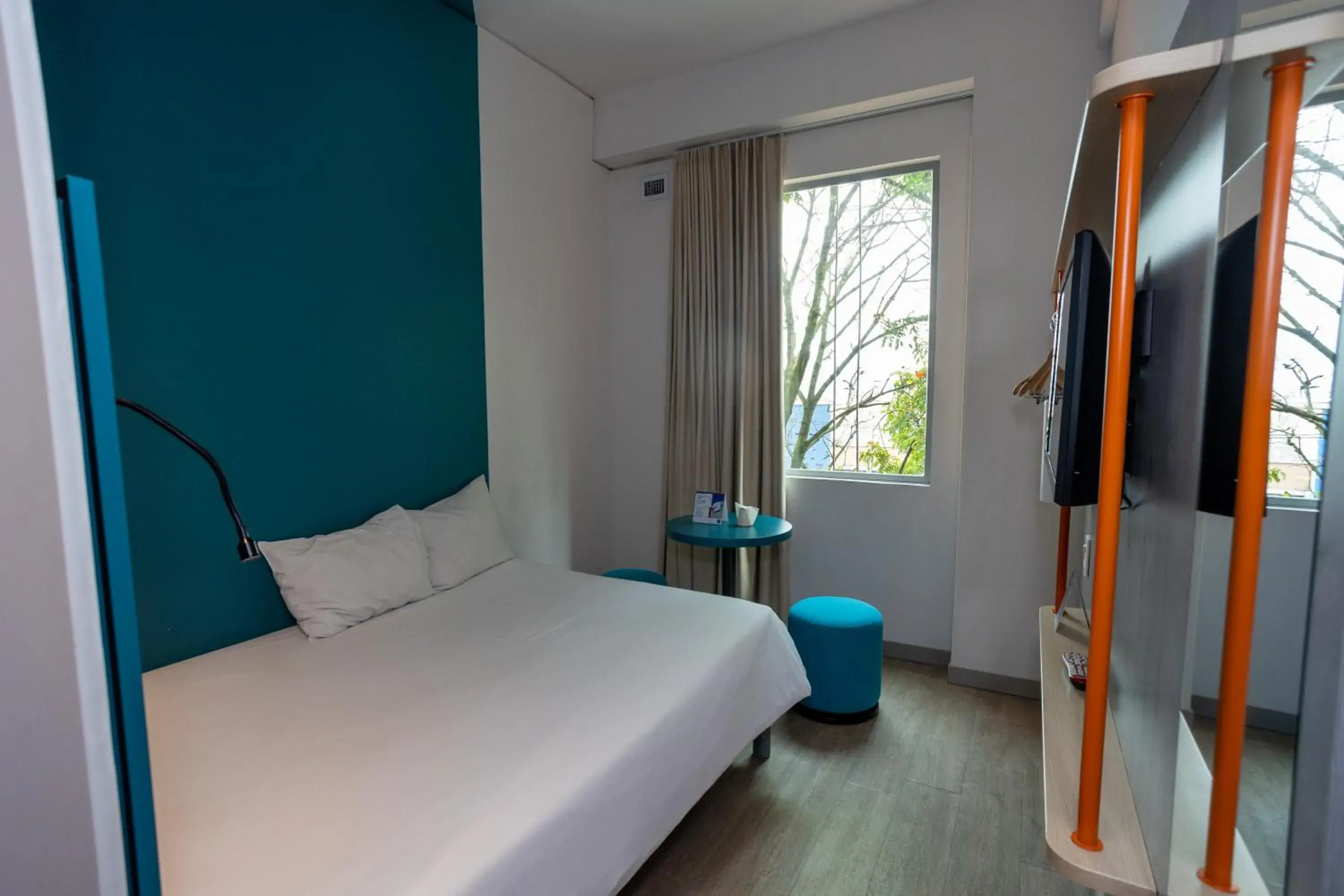 Quiet street view, Bed in ibis budget Medellín Itagüí Metro Quiet street view, Bed in ibis budget Medellín Itagüí Metro