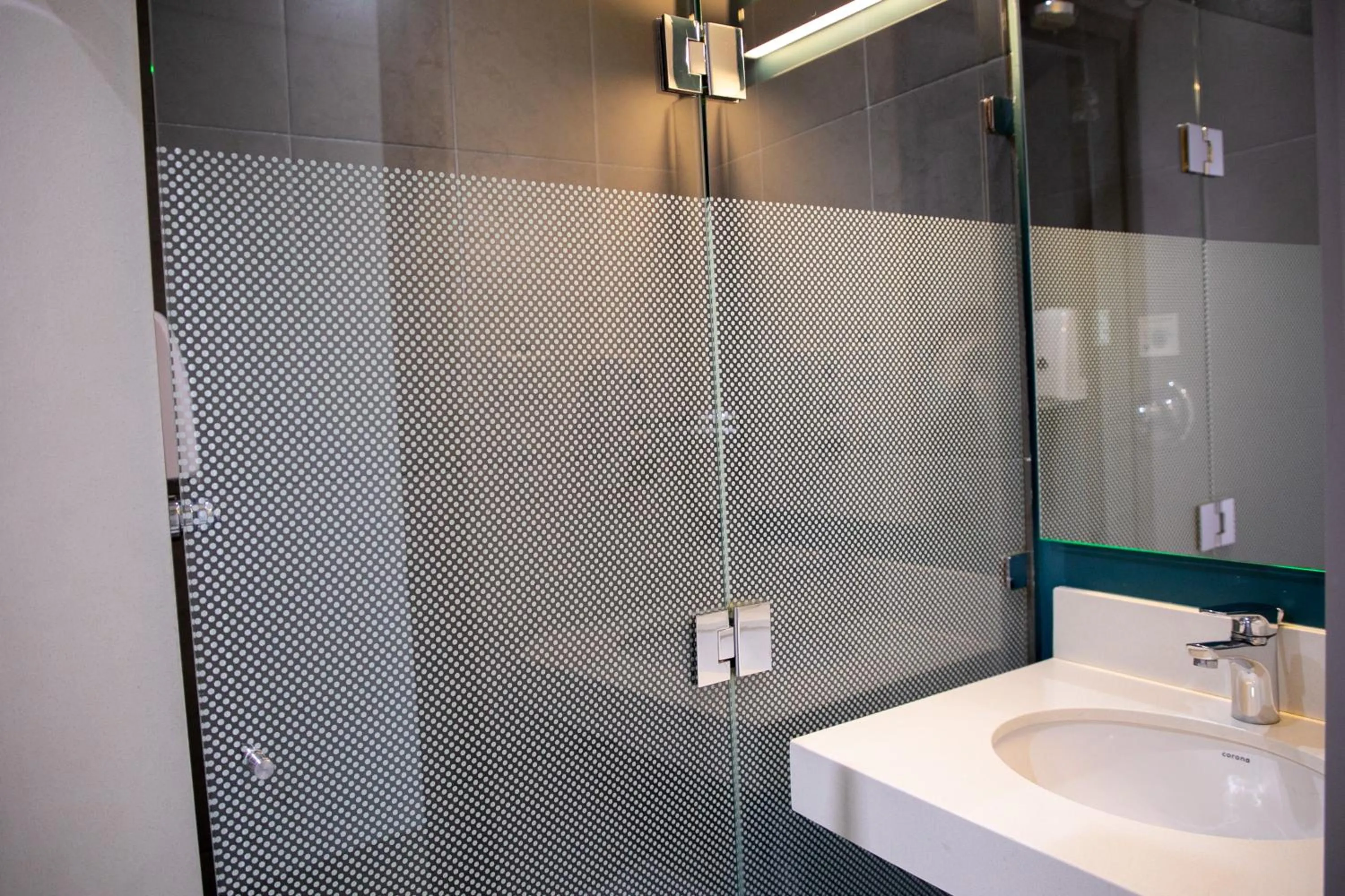 Toilet in ibis budget Medellín Itagüí Metro