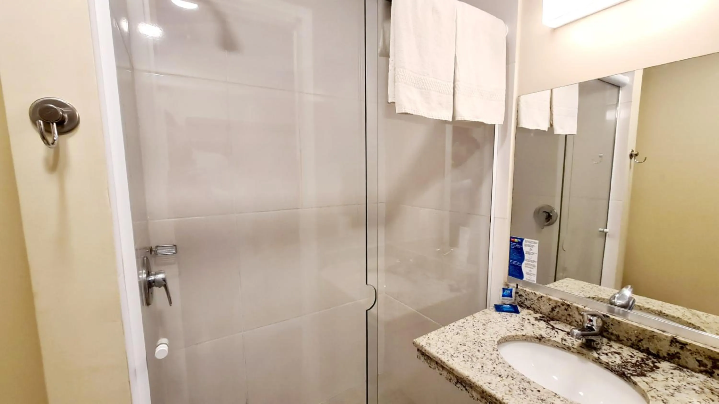 Shower in ibis budget Petropolis