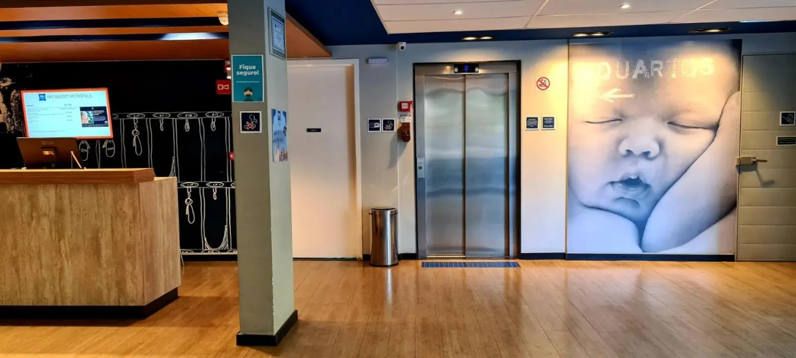 Lobby or reception in ibis budget Petropolis