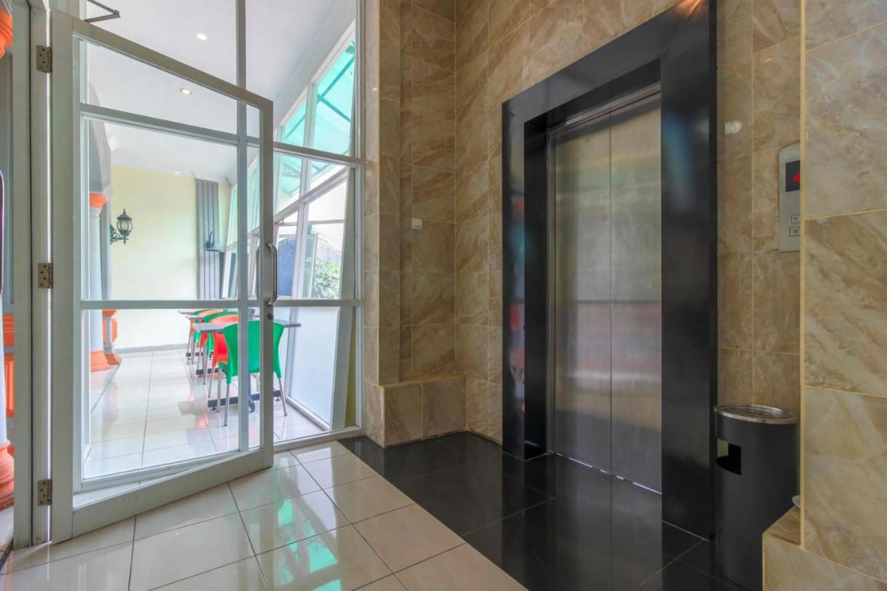 elevator in Permata Hijau