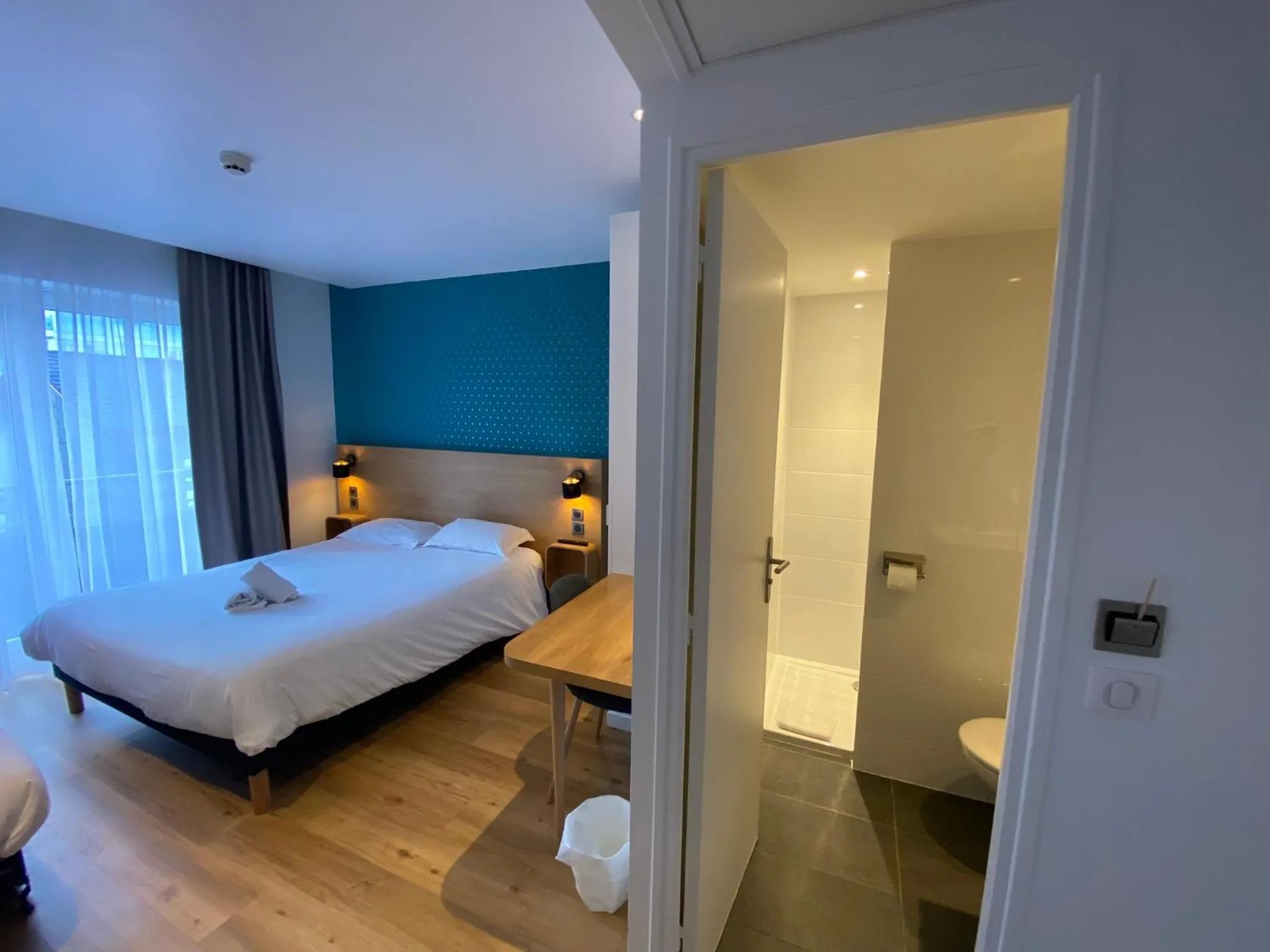 Toilet, Bed in Oskar Hotel