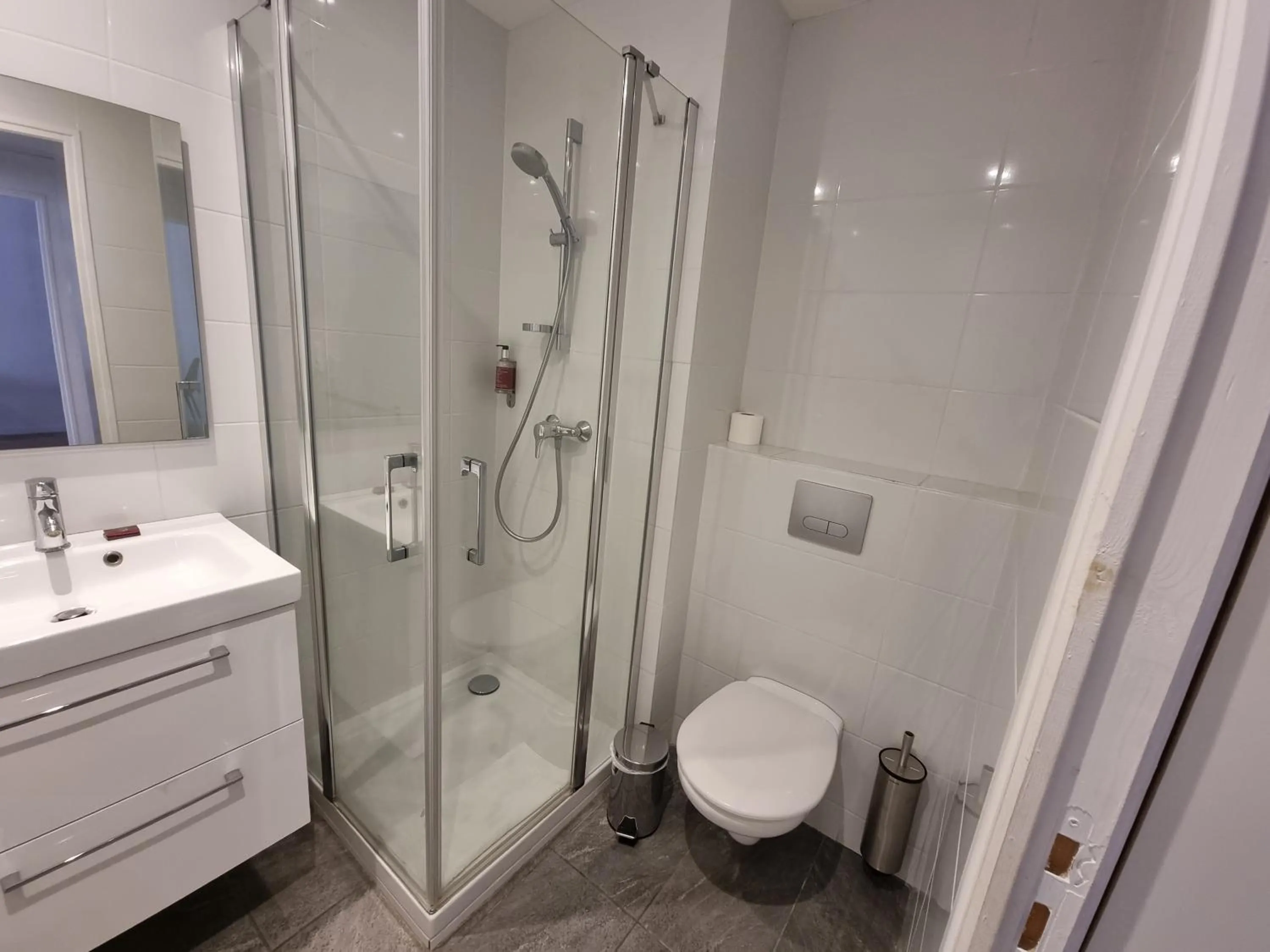 Shower in Oskar Hotel