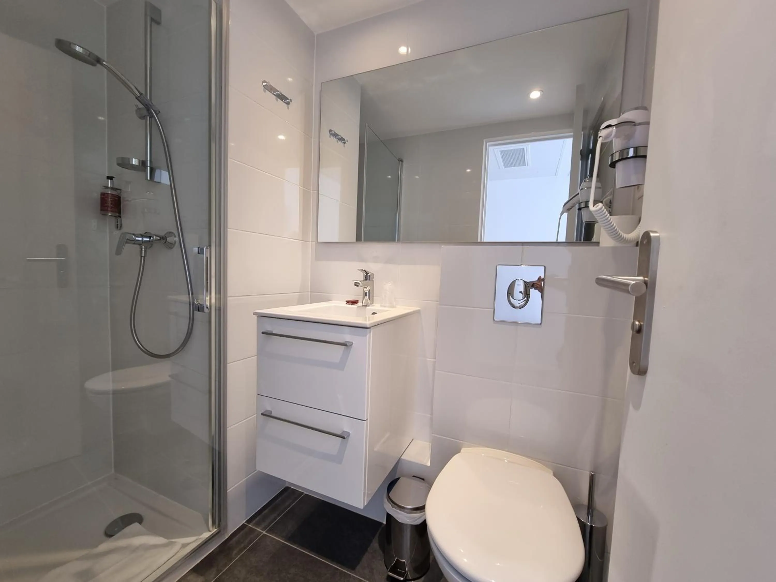 Toilet in Oskar Hotel