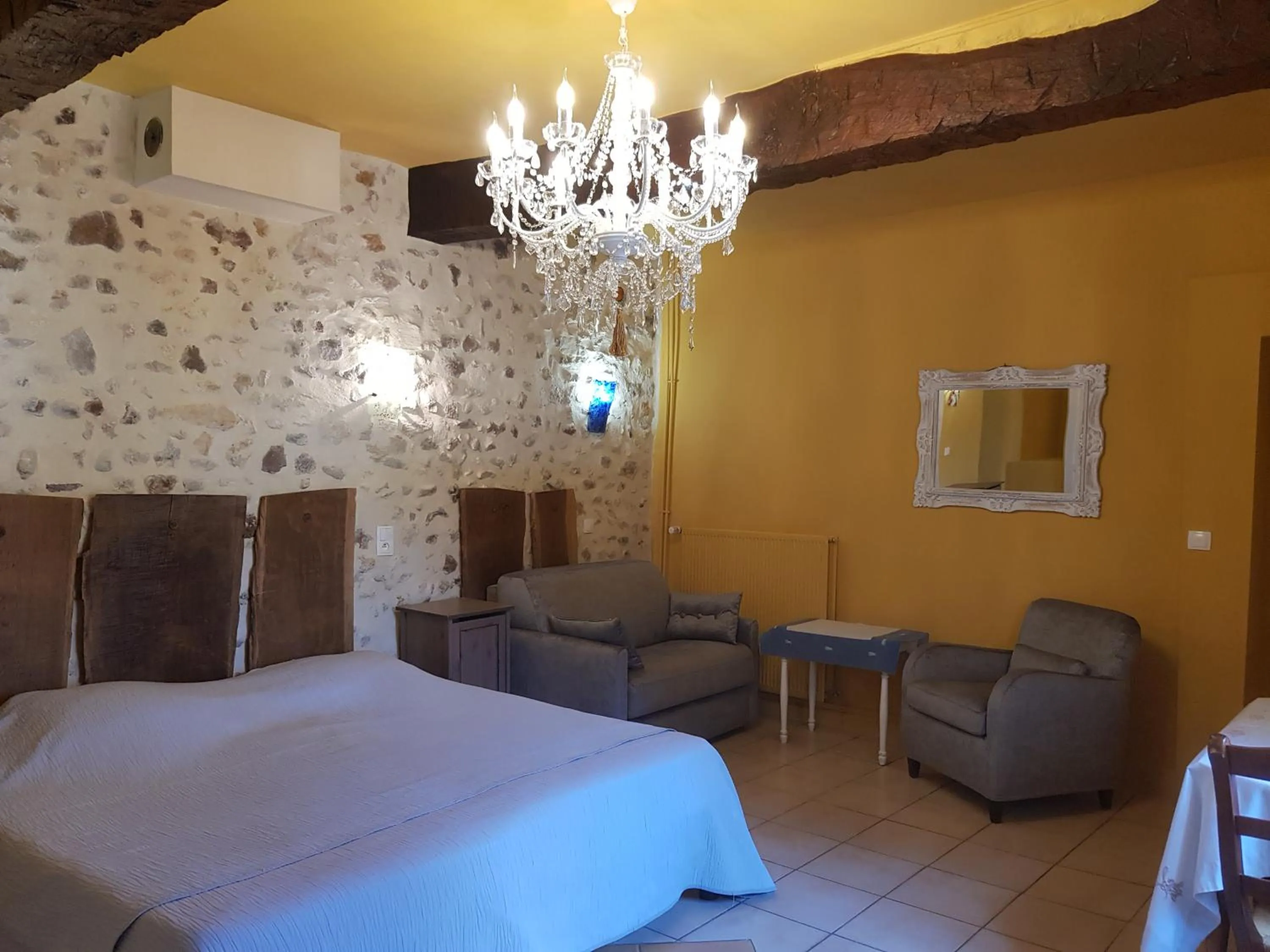 Photo of the whole room, Bed in Chambres & Tables d'hôtes Moulin de Lavon