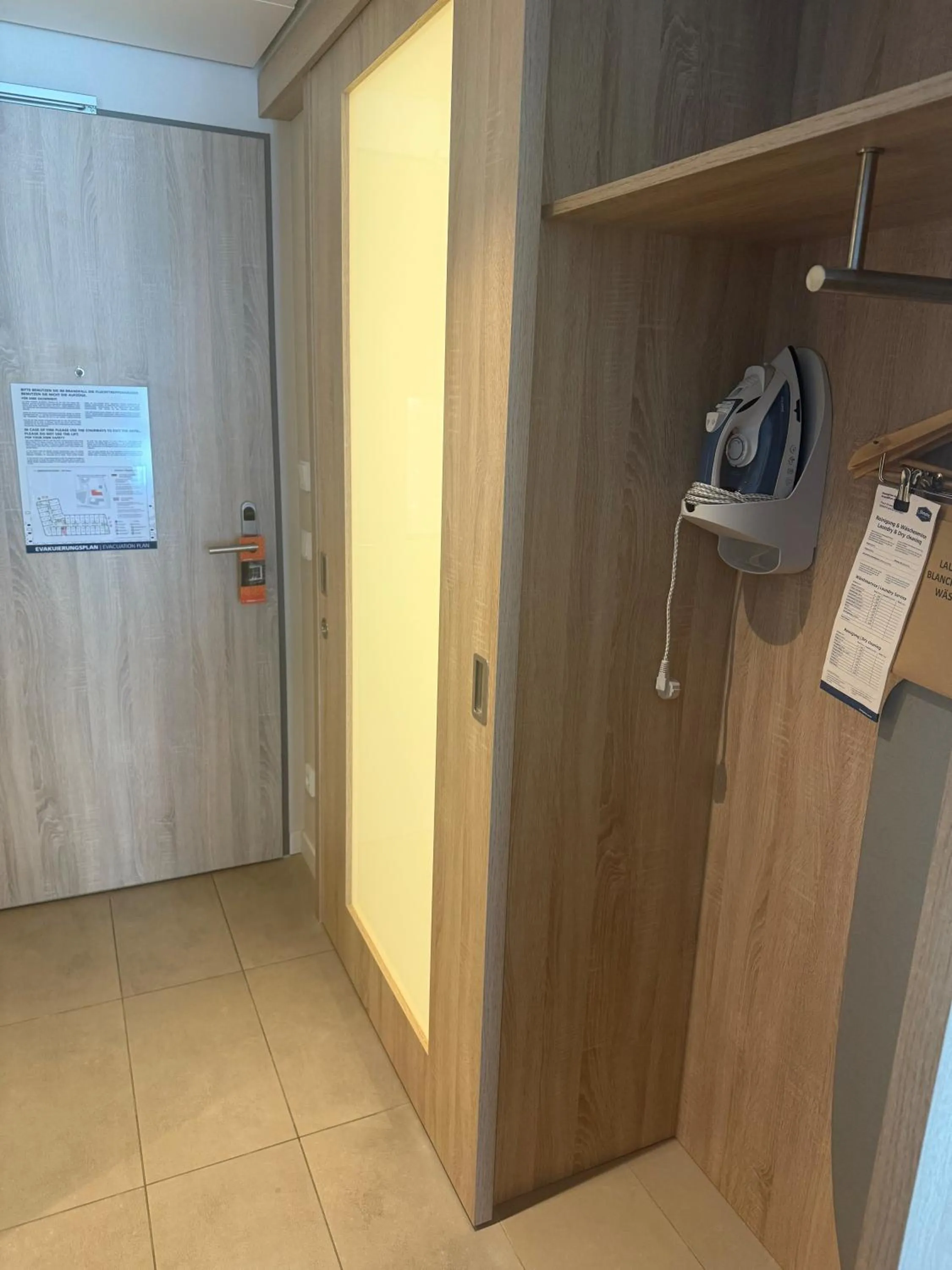 wardrobe in Hampton By Hilton Frankfurt Airport