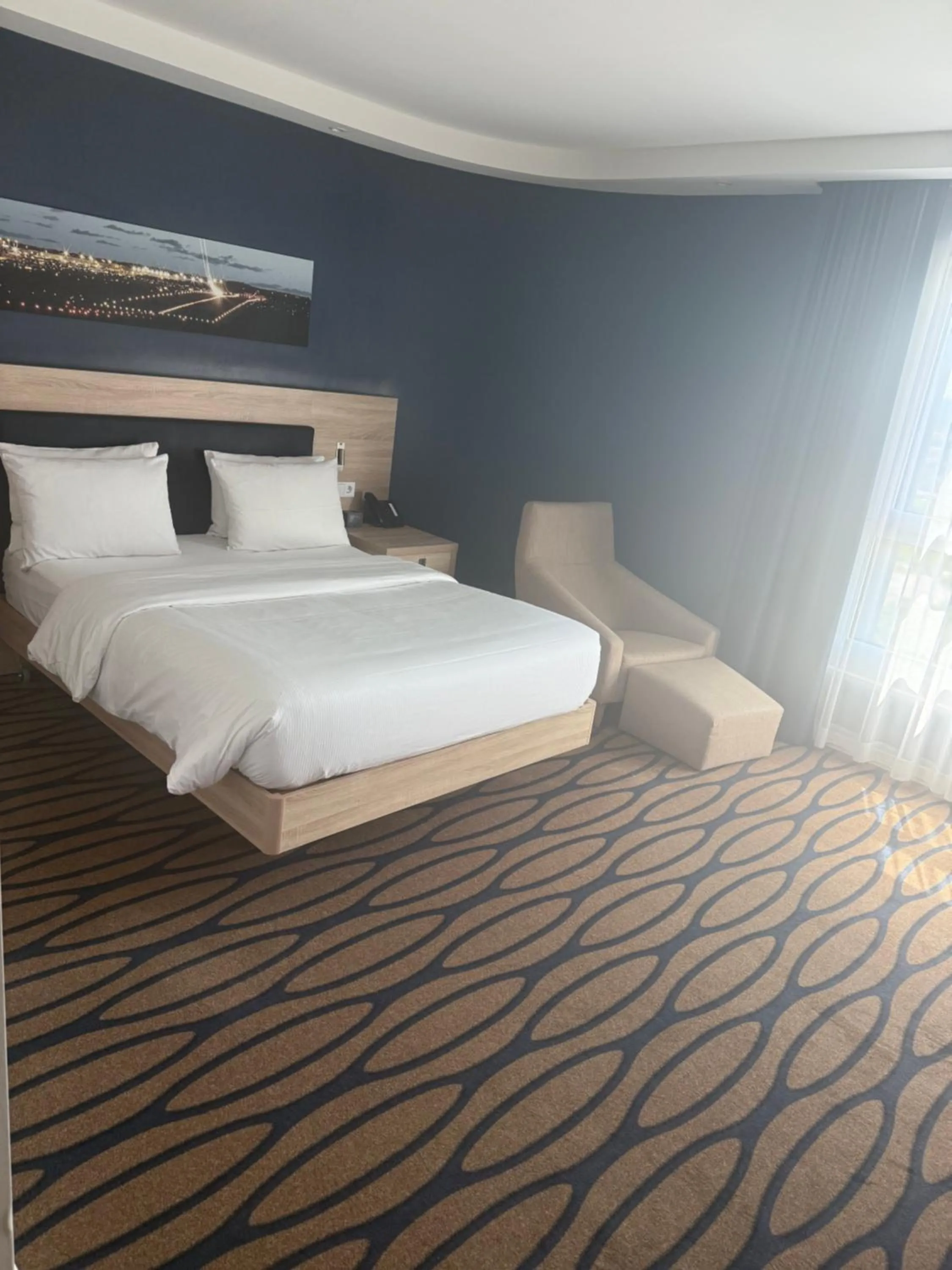 Photo of the whole room, Bed in Hampton By Hilton Frankfurt Airport
