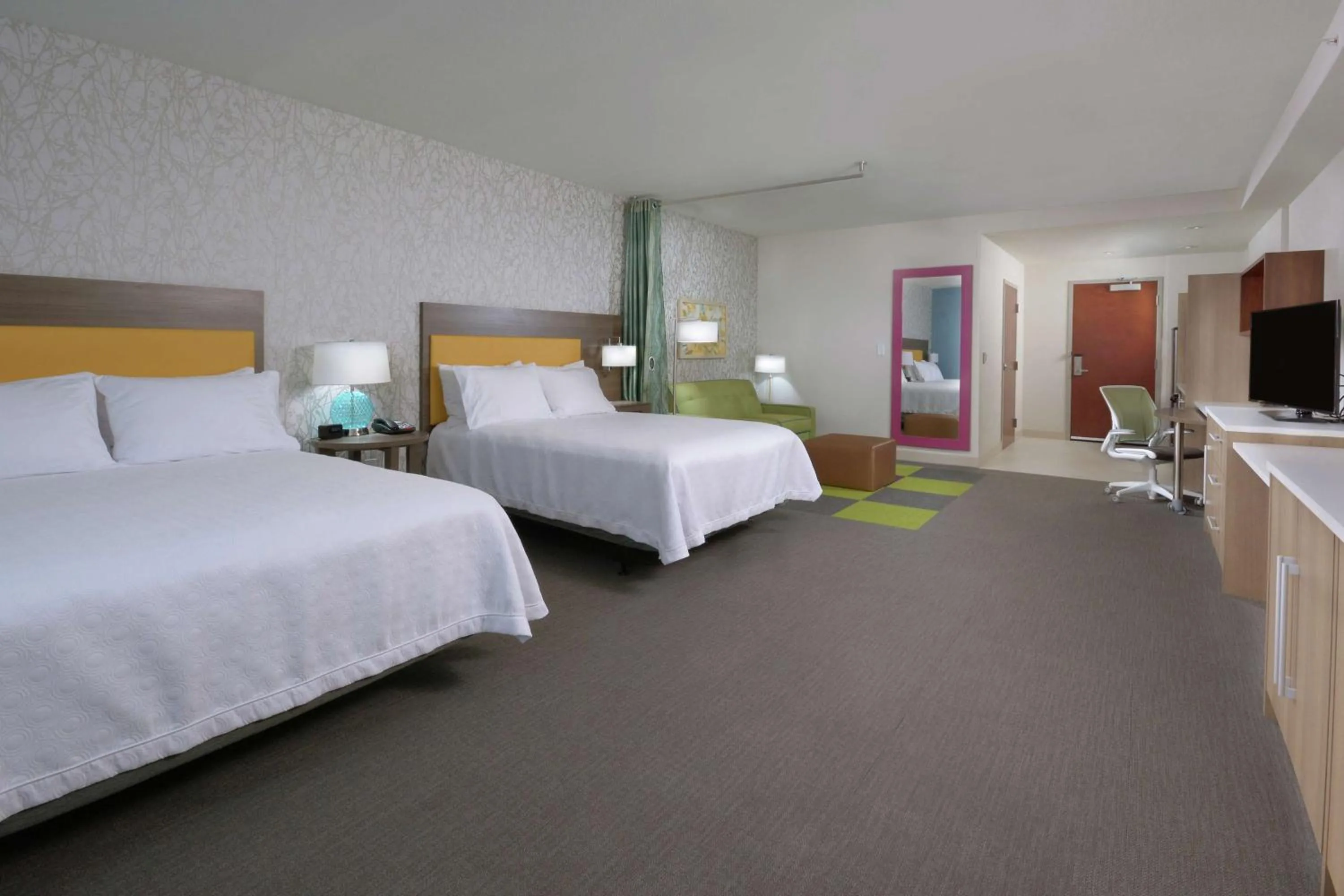 Living room, Bed in Home2 Suites By Hilton Duncan