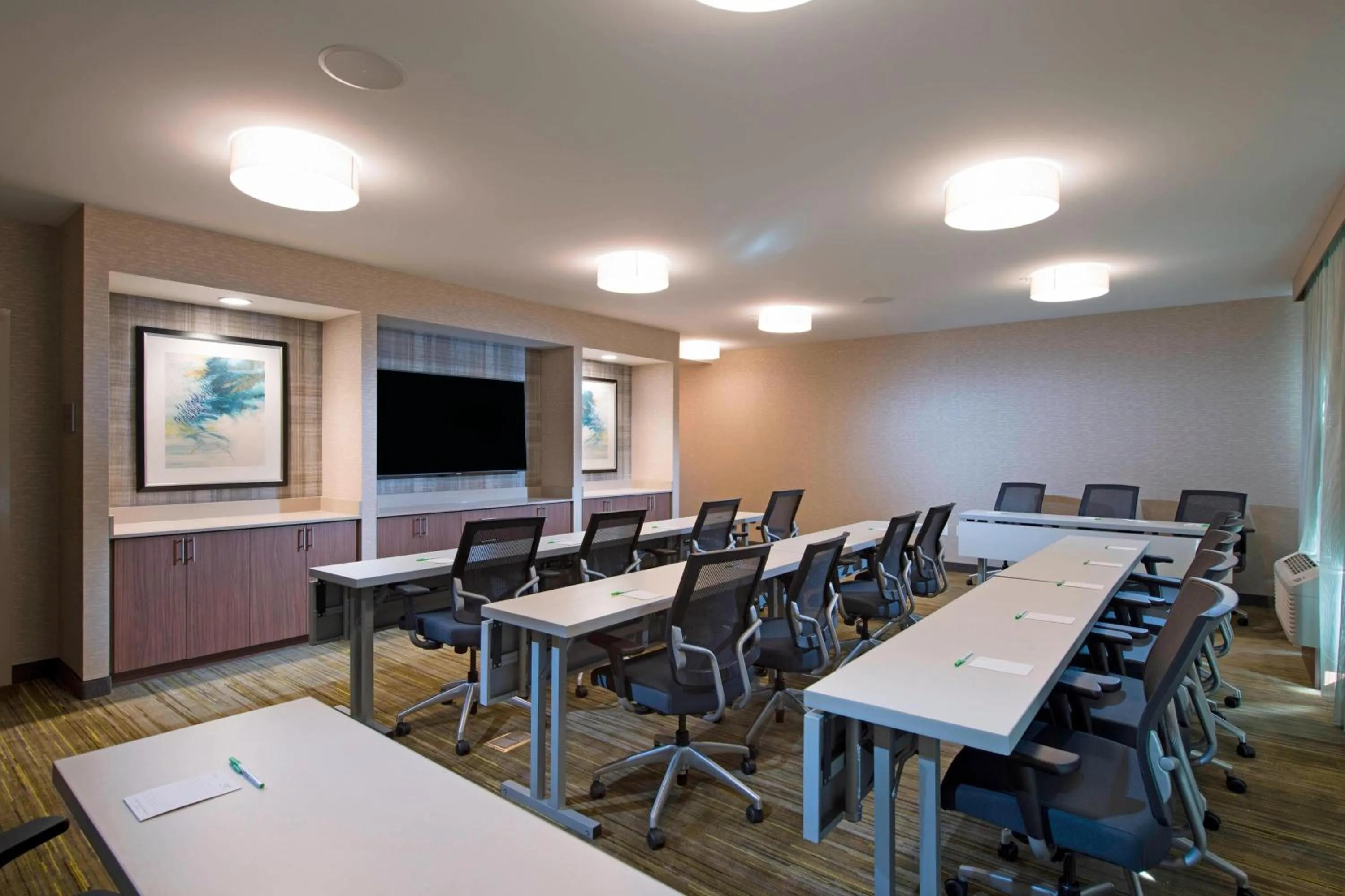 Meeting/conference room in Courtyard by Marriott Atlanta Alpharetta/Avalon Area