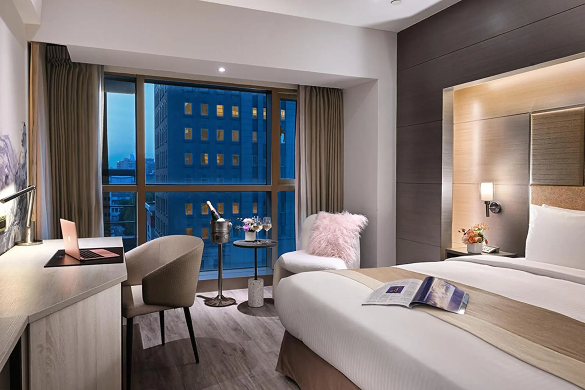 Bedroom, Bed in Park Taipei Hotel