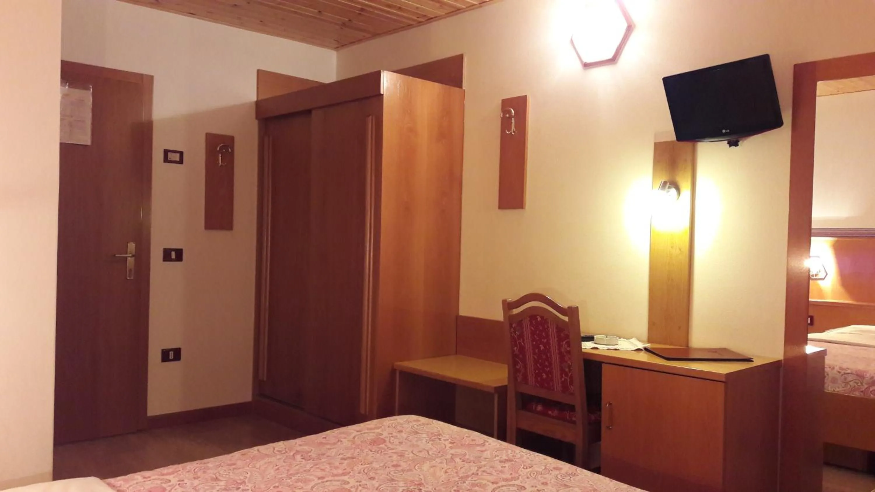 Bed in Hotel Edelweiss