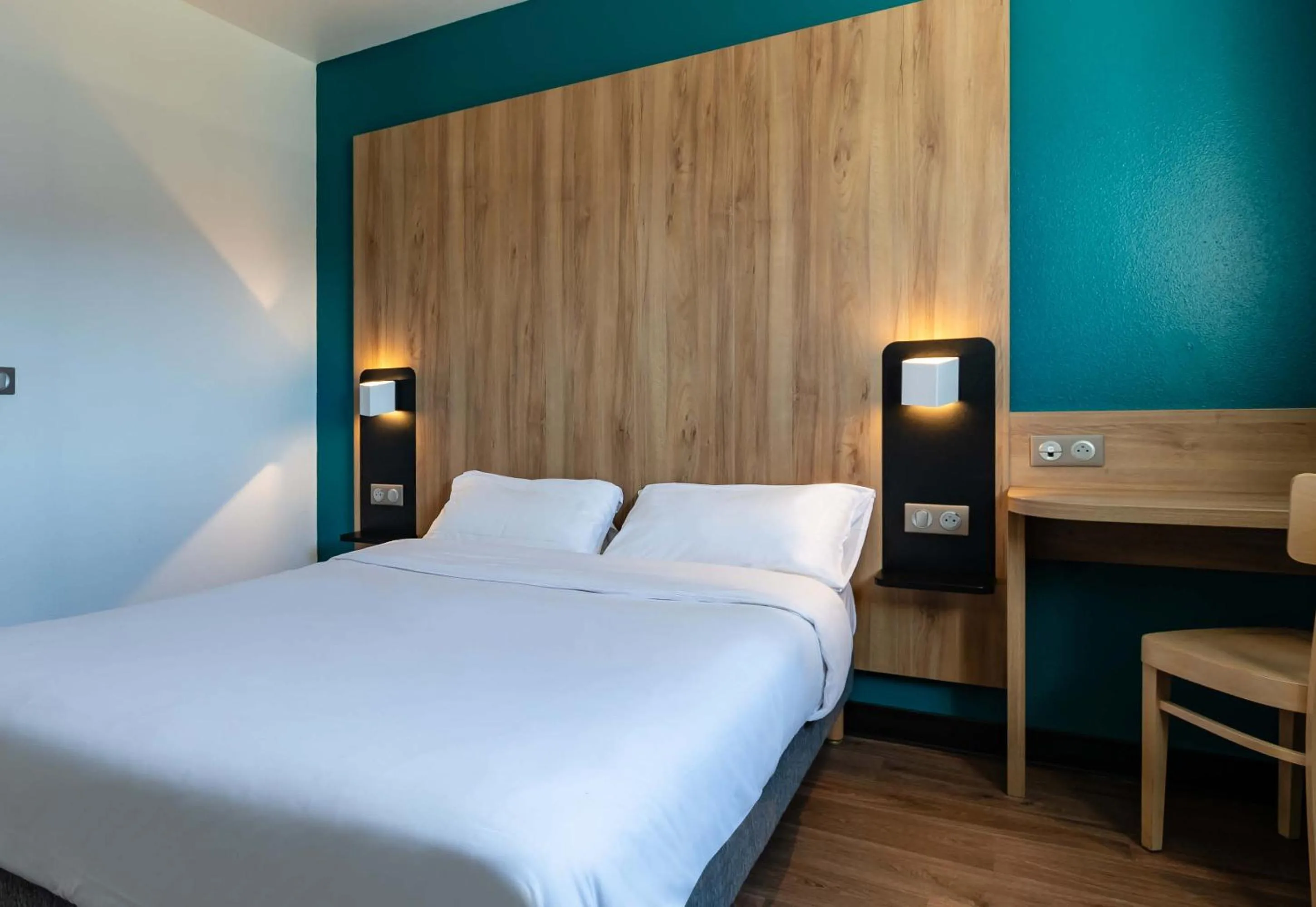 Bedroom, Bed in B&B HOTEL Saint-Etienne Monthieu