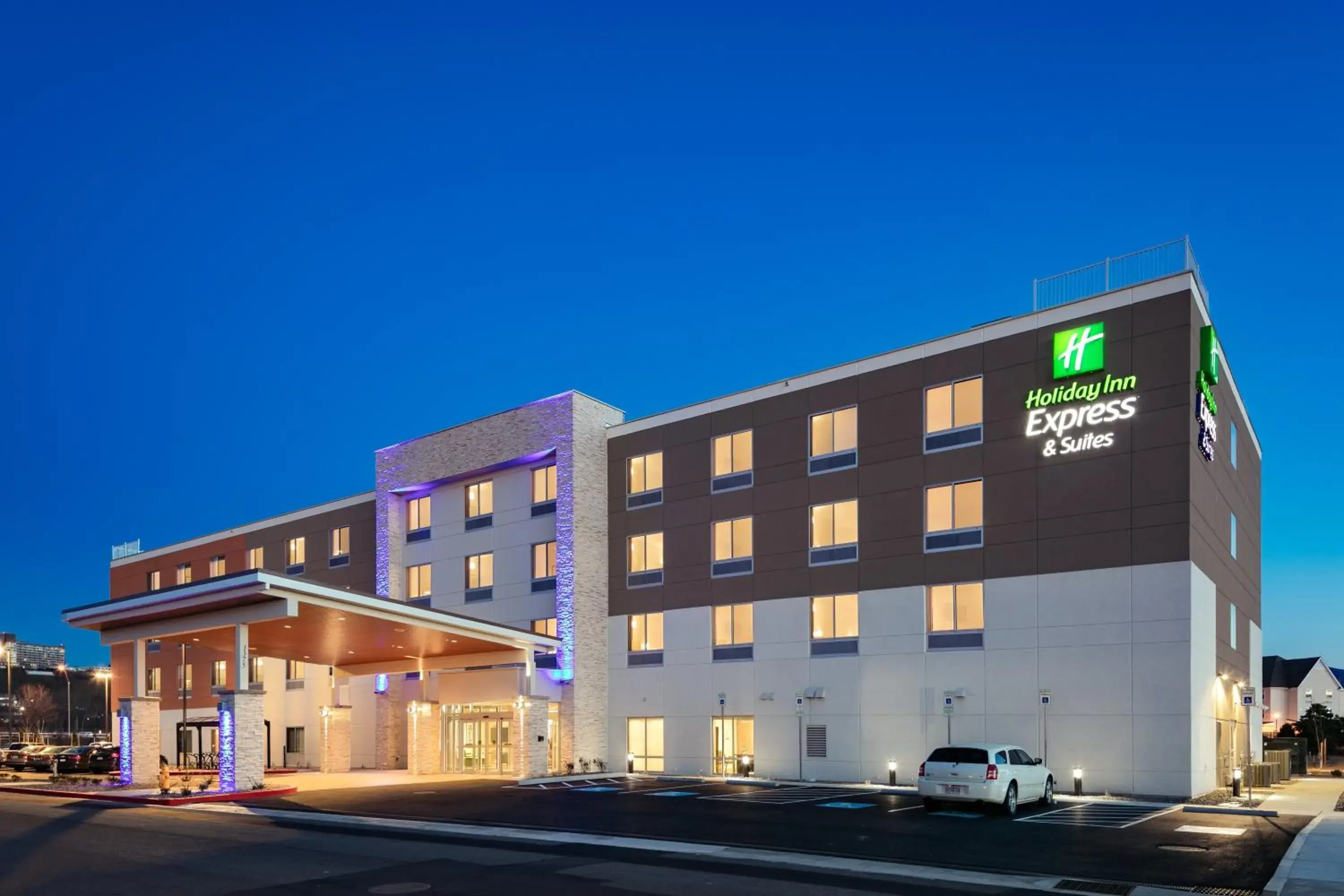 Property building in Holiday Inn Express & Suites - Medford by IHG Property building in Holiday Inn Express & Suites - Medford by IHG