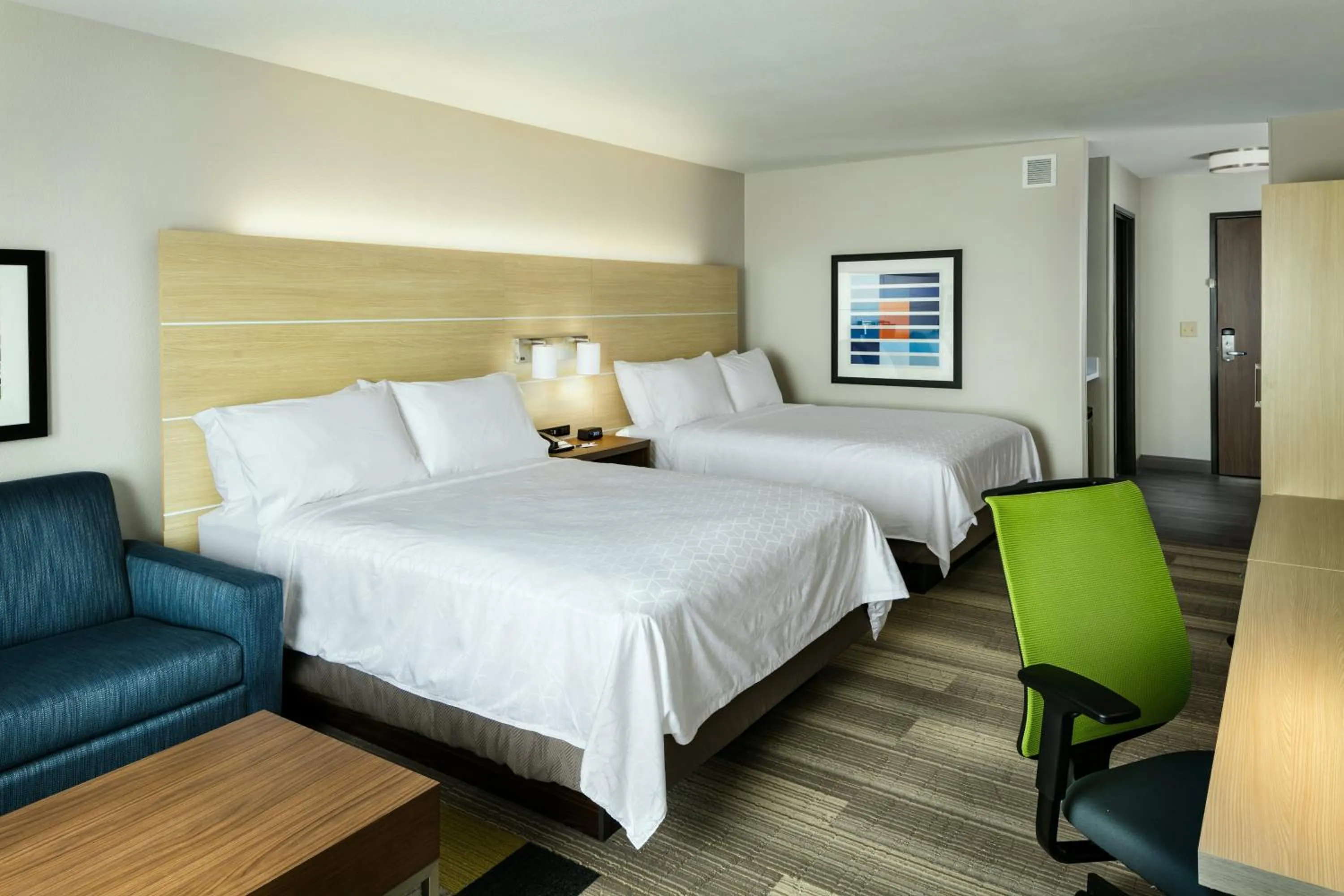 Bedroom, Bed in Holiday Inn Express & Suites - Medford by IHG